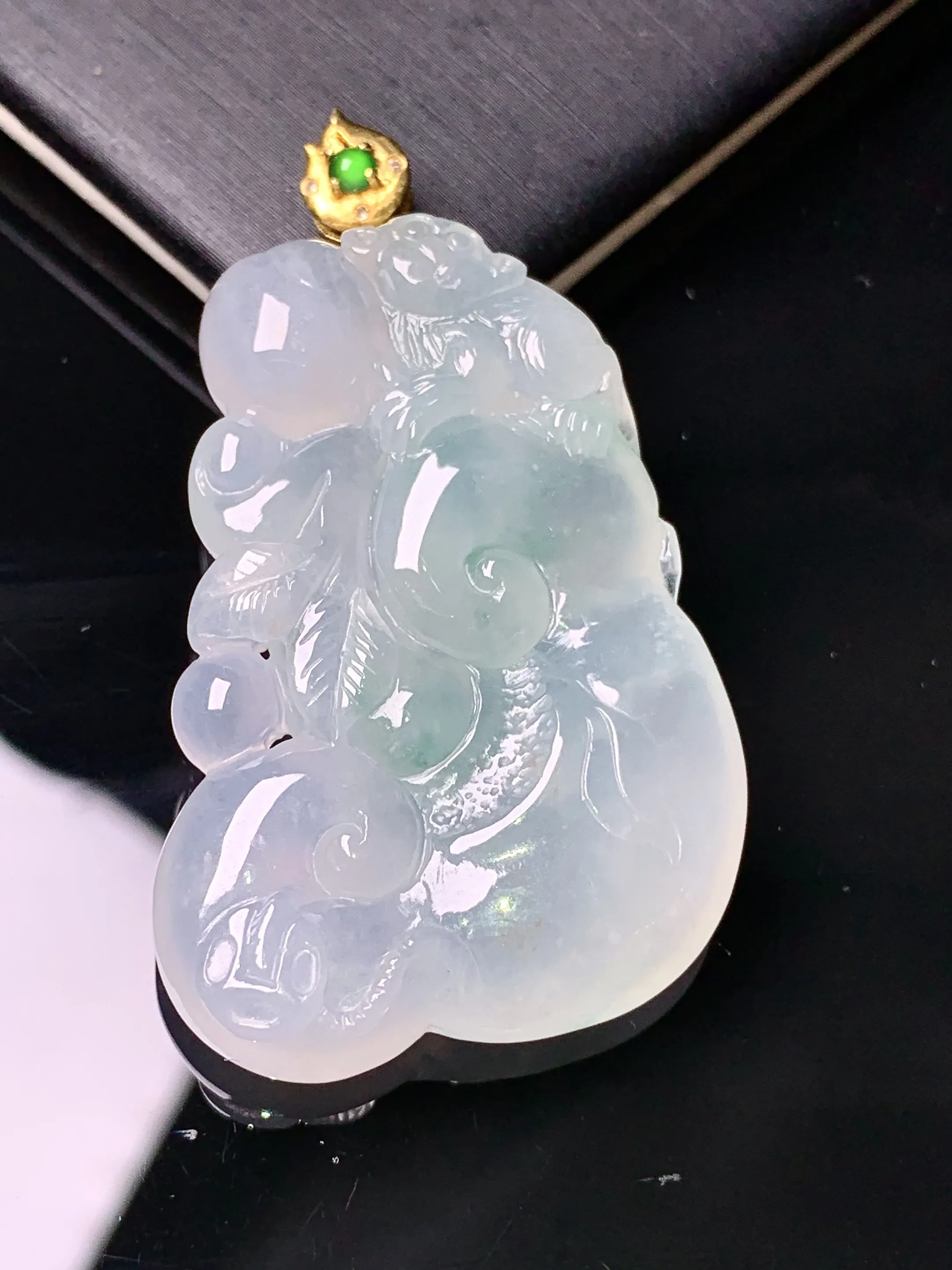 18k金镶嵌冰种如意吊坠 玉质细腻 色泽艳丽清新 整体尺寸47.6*27.6*6.8