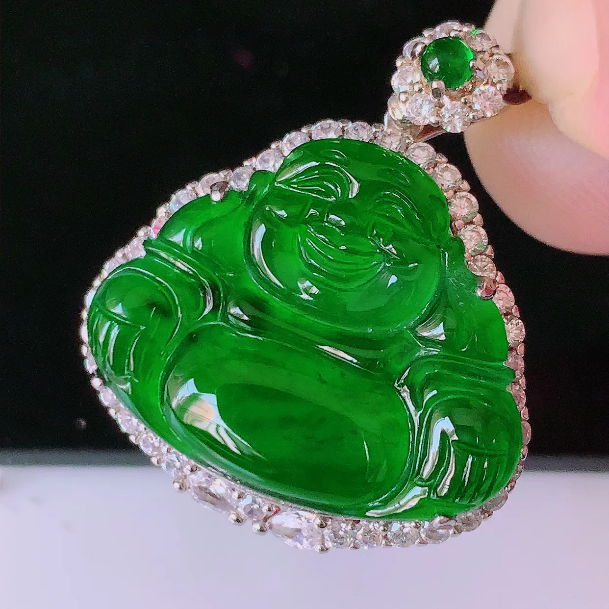 冰透满绿翡翠925银镶嵌佛公吊坠，自然光实拍，翠色灵动，颜色漂亮，种老水足，品相佳，佩戴佳品！#97