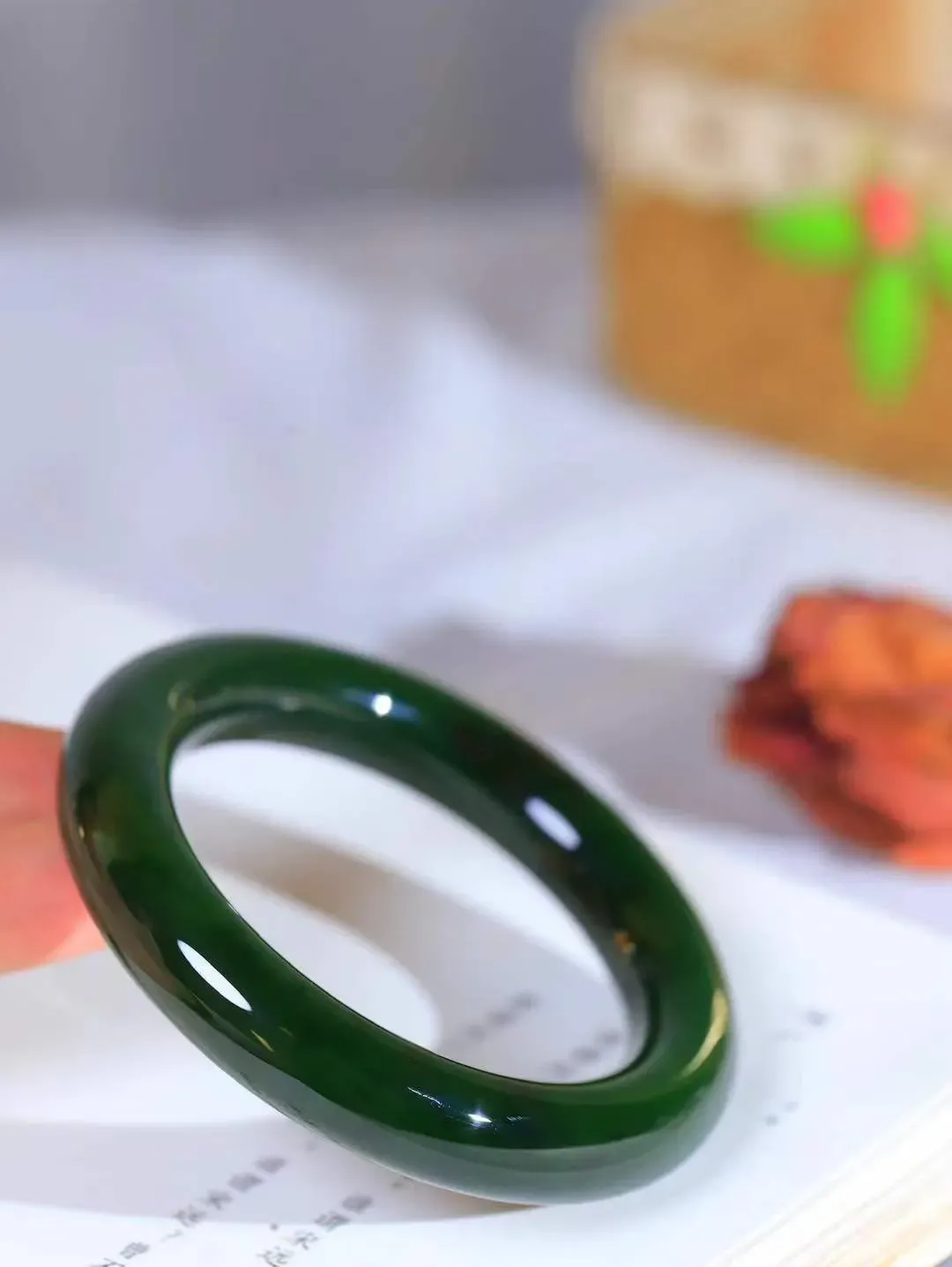 【温润如心.镯】

收藏级臻品和田玉碧玉圆条手镯，精选上等碧玉料，色泽清透，质地细腻。佩戴它，感受千年玉文化的温润与优雅，愿它为您带来平安与幸福。重79.5克  尺寸56-12.6-12mm  10101311A