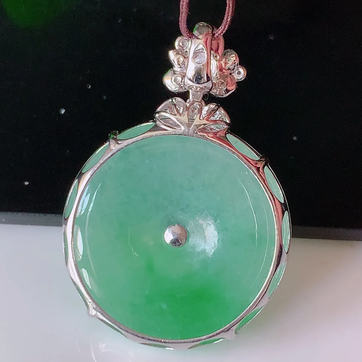 自然光实拍，18K金镶嵌冰种飘绿翡翠平安扣吊坠，平安是福；翠色灵动，很美的料子，平安扣佩戴优雅迷人！#00.13整体30*21*6.2裸石21-21*