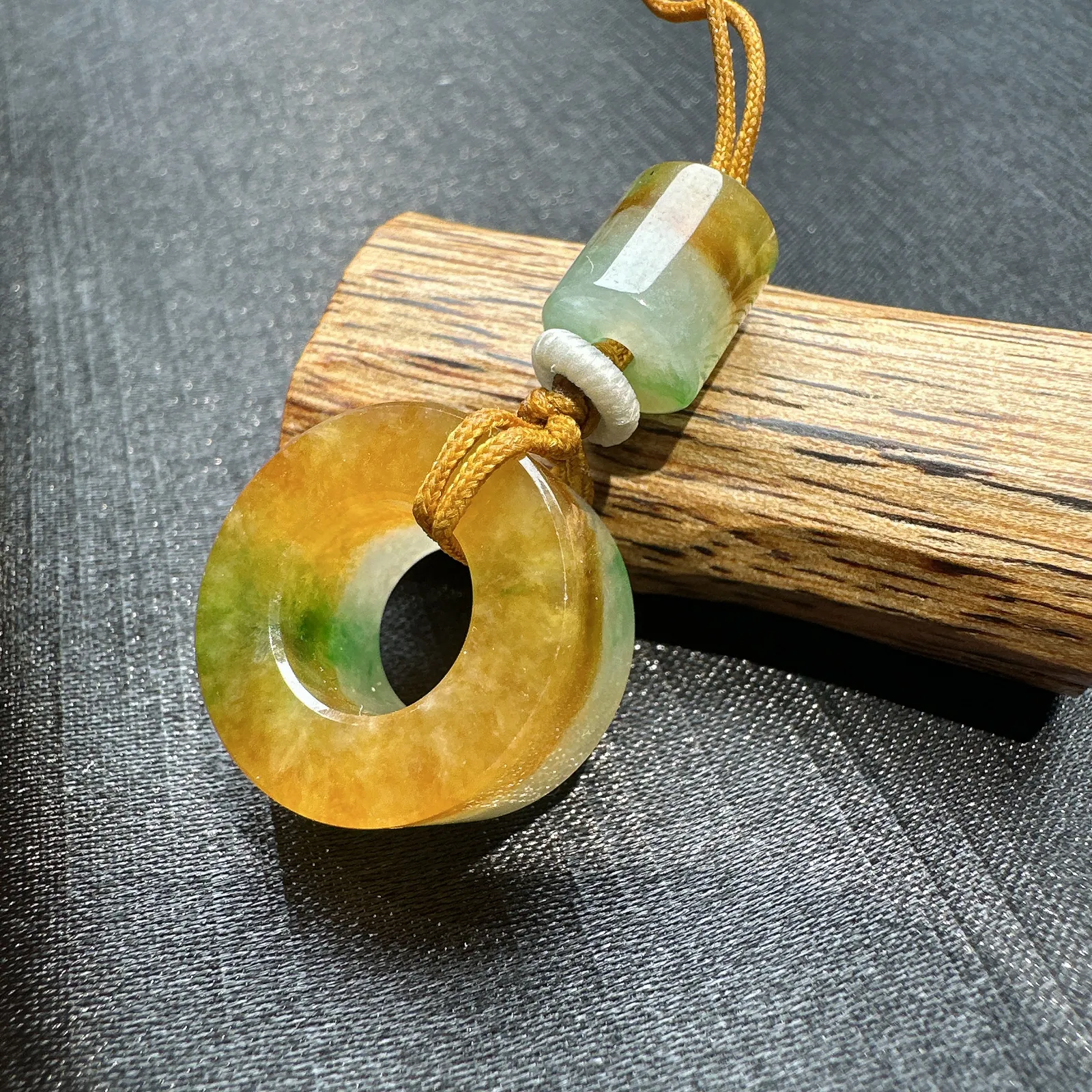 【冰雕种三彩路路通】冰润细腻，起明显的胶感，质地很不错。颜色艳丽，顶珠尺寸8.7*7.9毫米