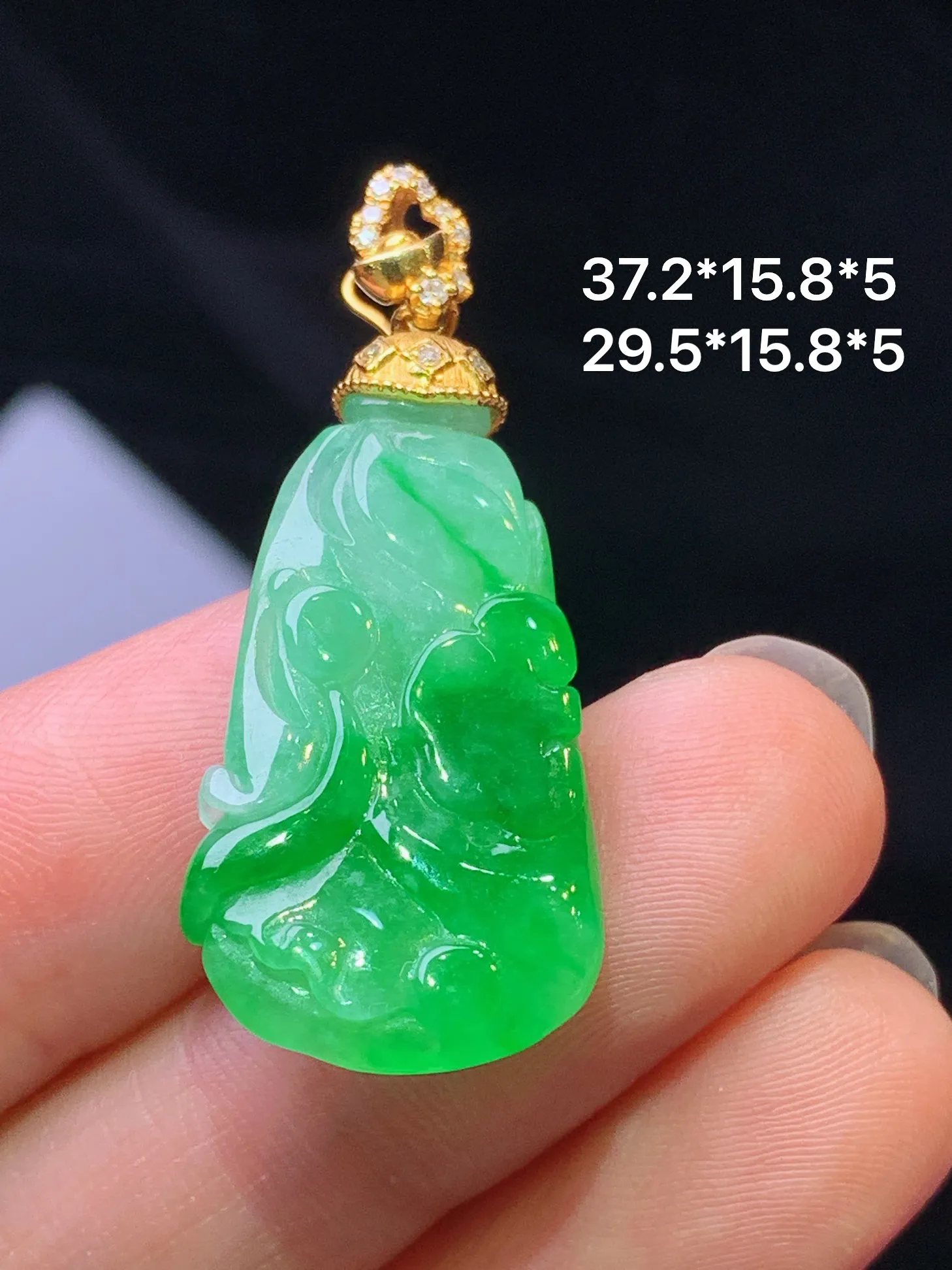 18k金钻镶嵌翠绿白菜吊坠 玉质细腻 色泽艳丽清新 整体尺寸37.2*15.8*5