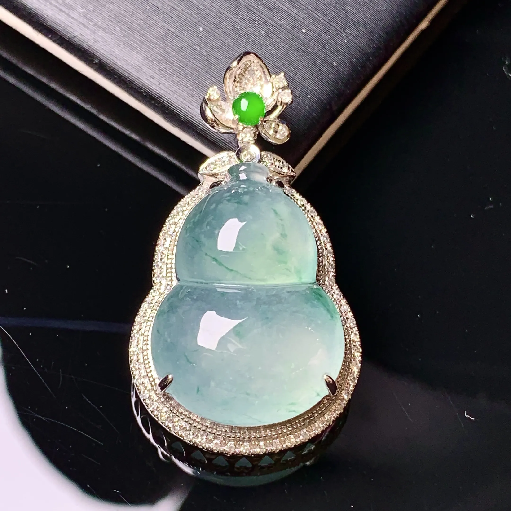 18k金钻镶嵌冰种飘花葫芦吊坠 玉质细腻 色泽艳丽清新 整体尺寸31.6*18*9.8