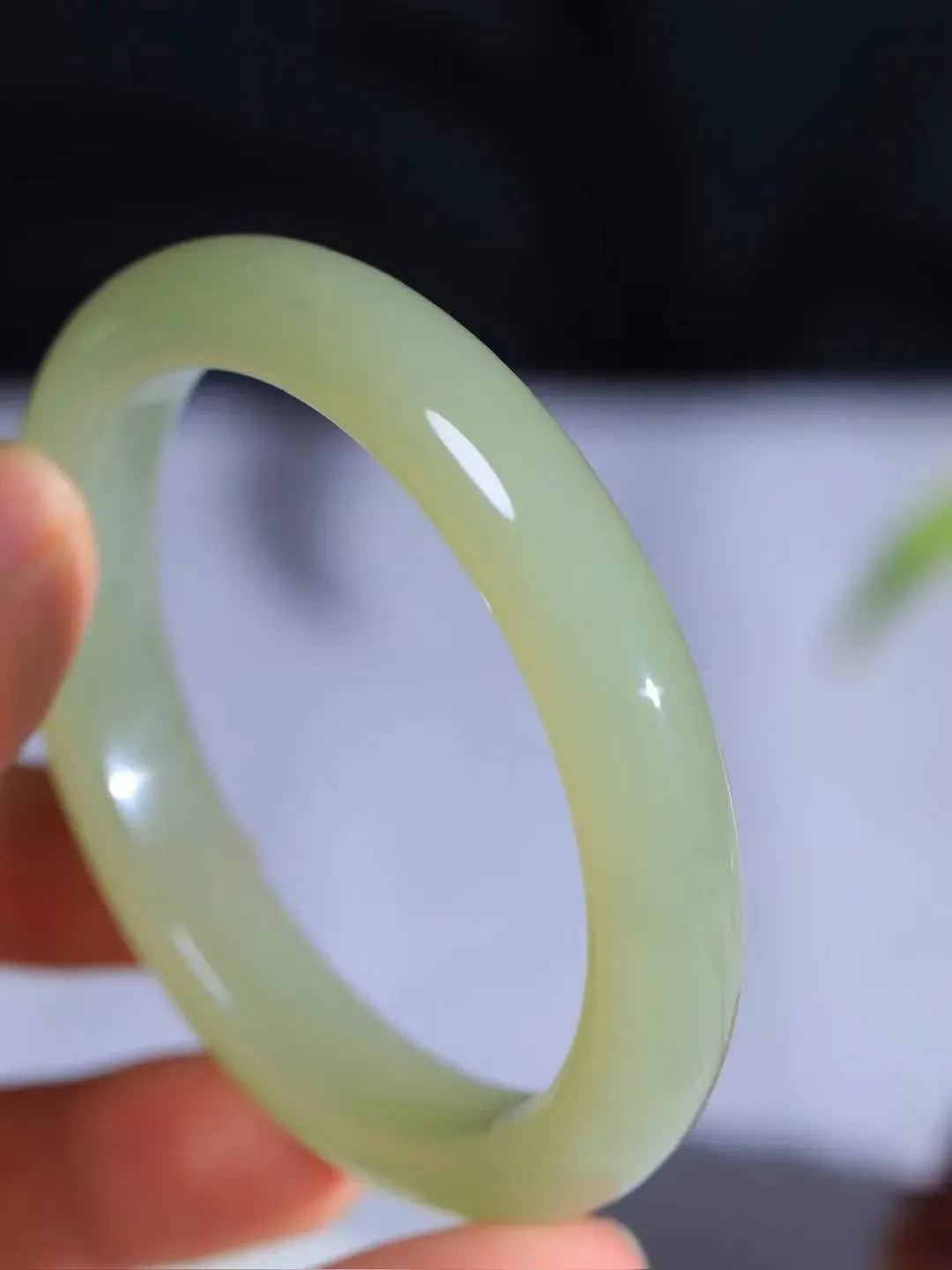 【晴水相伴.镯】

精品️和田玉晴水手镯，以其淡雅的晴水色调，成为腕间的一抹亮色。玉质细腻，触感温润，佩戴它，感受玉石的温度与自然的灵性，让每一天都充满诗意与美好。重51克  尺寸58-11.5-8.5mm   75161454A