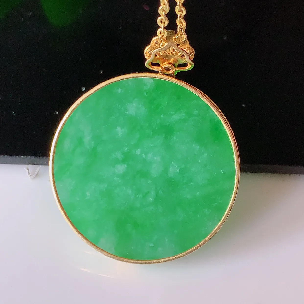 自然光实拍，18K金镶嵌满绿翡翠平安无事牌吊坠，平平安安，无事牌翠色灵动，佩戴平安时尚！#00.13整体31*25*4.5裸石24*24