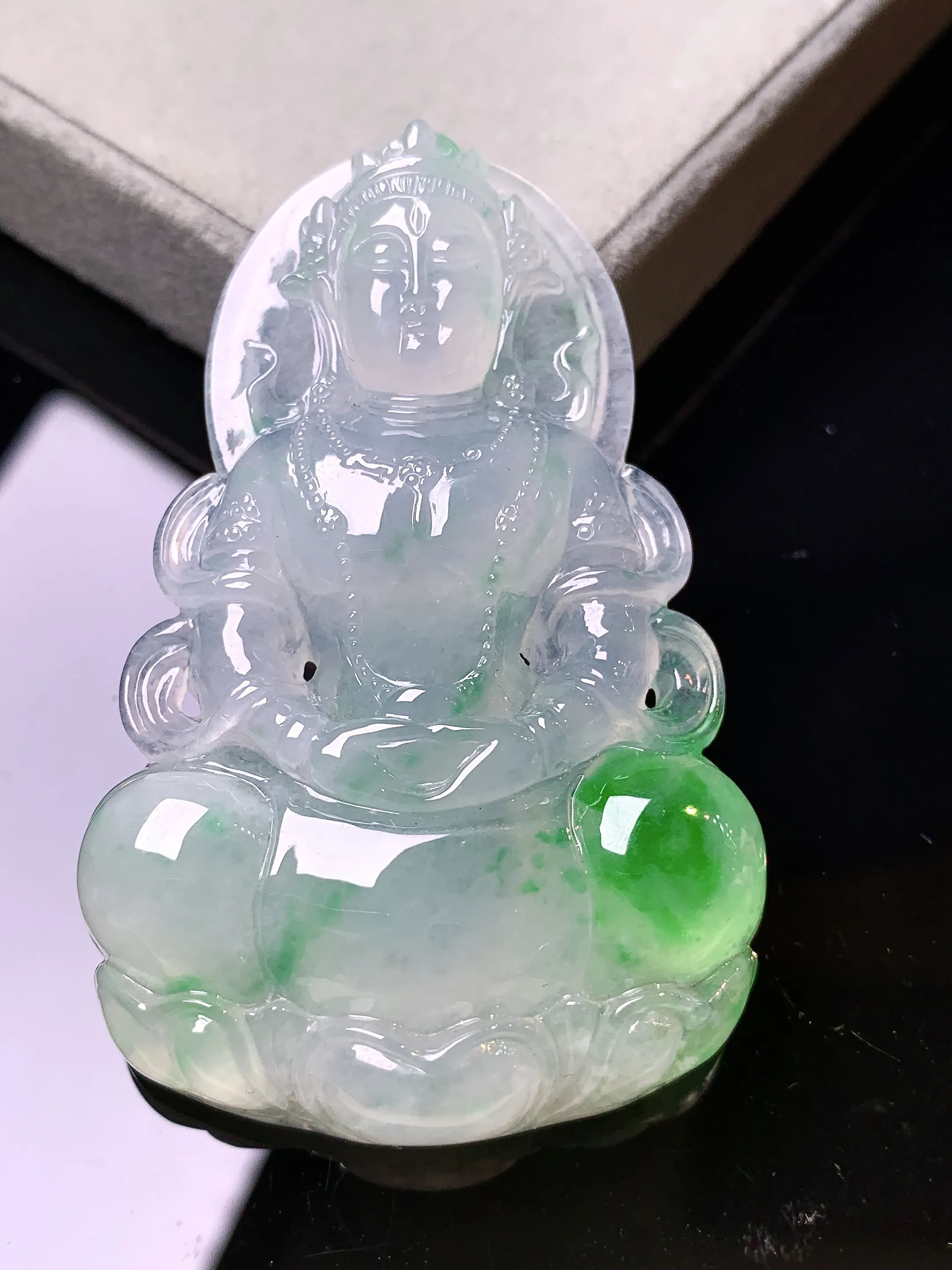 飘绿度母观音菩萨吊坠 玉质细腻 色泽艳丽清新 整体尺寸59.5*38.5*8.5