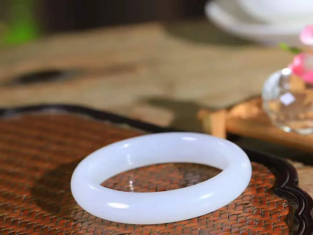 （温柔雅致.手镯）

精品️和田玉白玉手镯。镯型饱满，温润细腻，脂润沁香。️执一卷书，沏一盏茶，着一袭裙，戴一只镯。淡淡浅笺，素心若兰，静赏玉中诗画。悠悠岁月，芊手轻摘，盛满诗样芳华。重51.7克   尺寸54.5-12.3-9mm    FDL-661203033