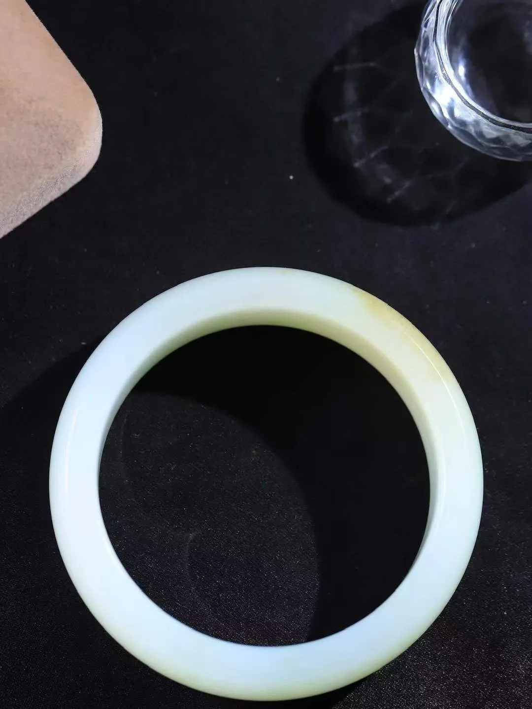 【情有独钟.手镯】

精品和田玉糖白飘翠手镯 玉质温润细腻 油性十足 手感舒适，高华雅逸，线条流畅，简约大气，美自天成，素雅高贵。佩戴于腕间，婉约之美，举手投足间透出那低调奢华。重100克 内径60mm 尺寸20.4-9mm   FDL-791263051