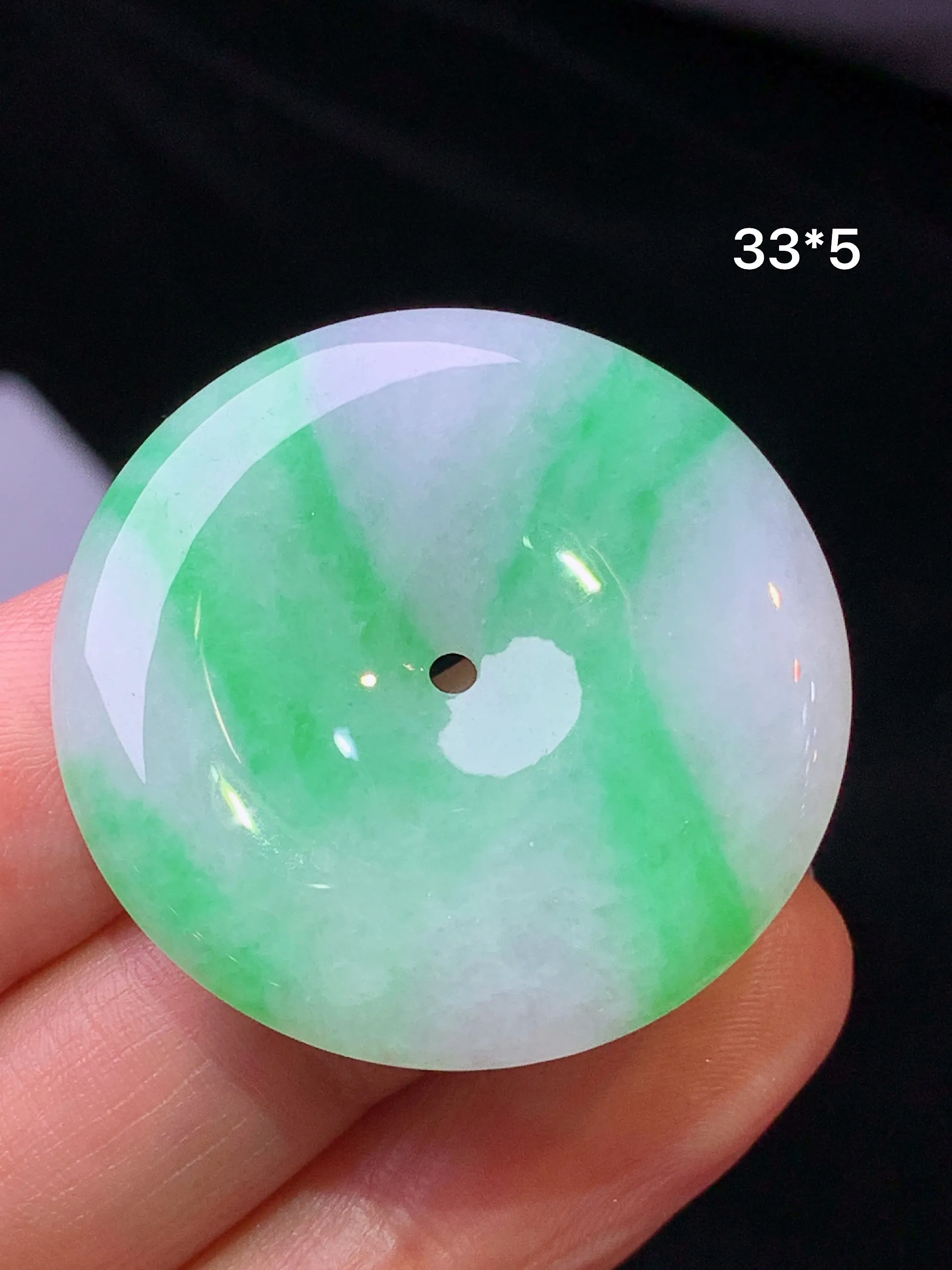 飘绿平安扣吊坠 玉质细腻 色泽艳丽清新 整体尺寸33*5