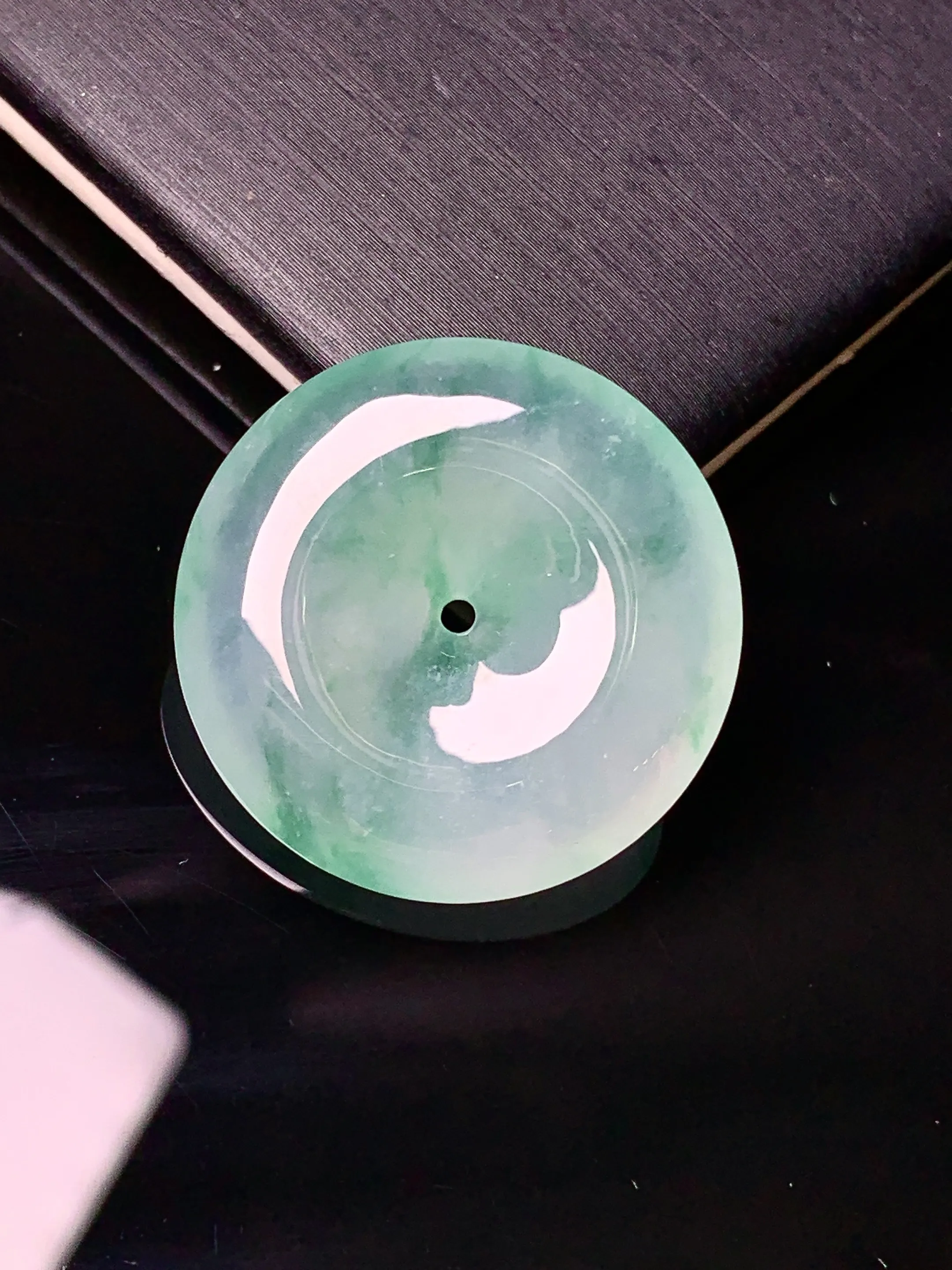 冰种飘花平安扣吊坠 玉质细腻 色泽艳丽清新 整体尺寸25.2*6