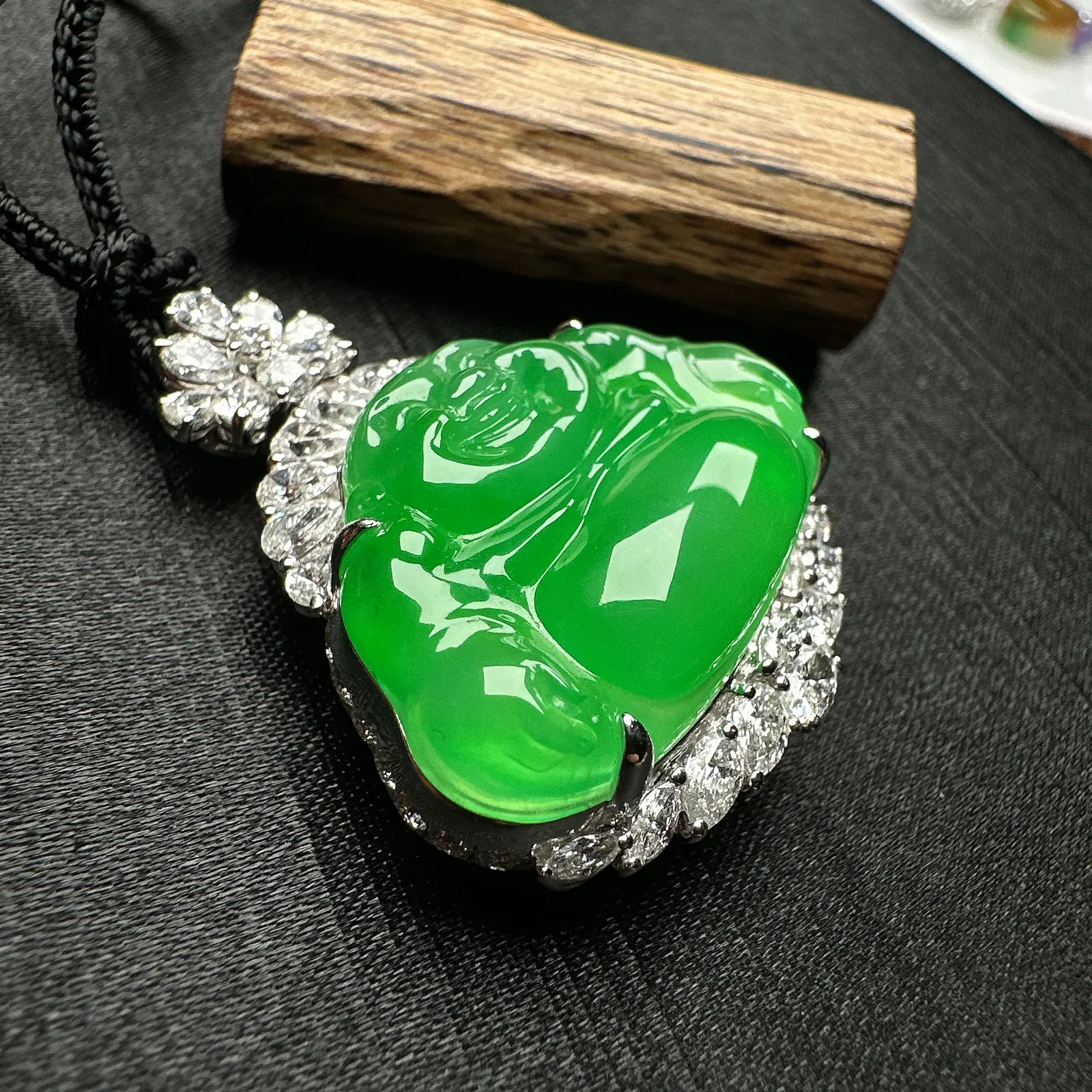【冰种满绿佛公吊坠】种水上乘，晶莹剔透，纯净通透，莹光感很强。18k金钻镶嵌，裸石尺寸30*20*6.2毫米