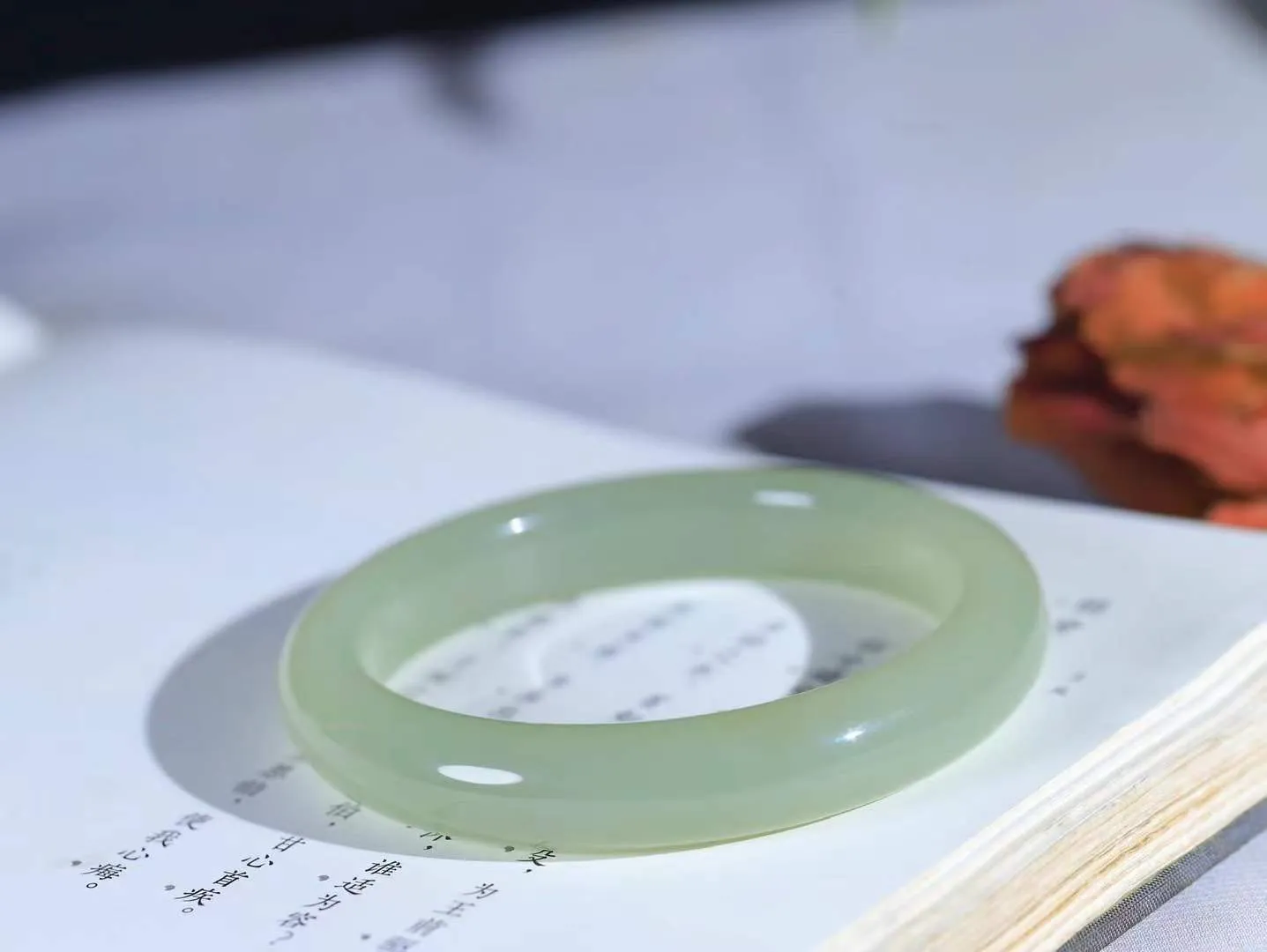 【温润于心.手镯】

精品️和田玉晴水手镯，如晴水般清澈，似晴空般纯净。每一缕纹理都诉说着大自然的