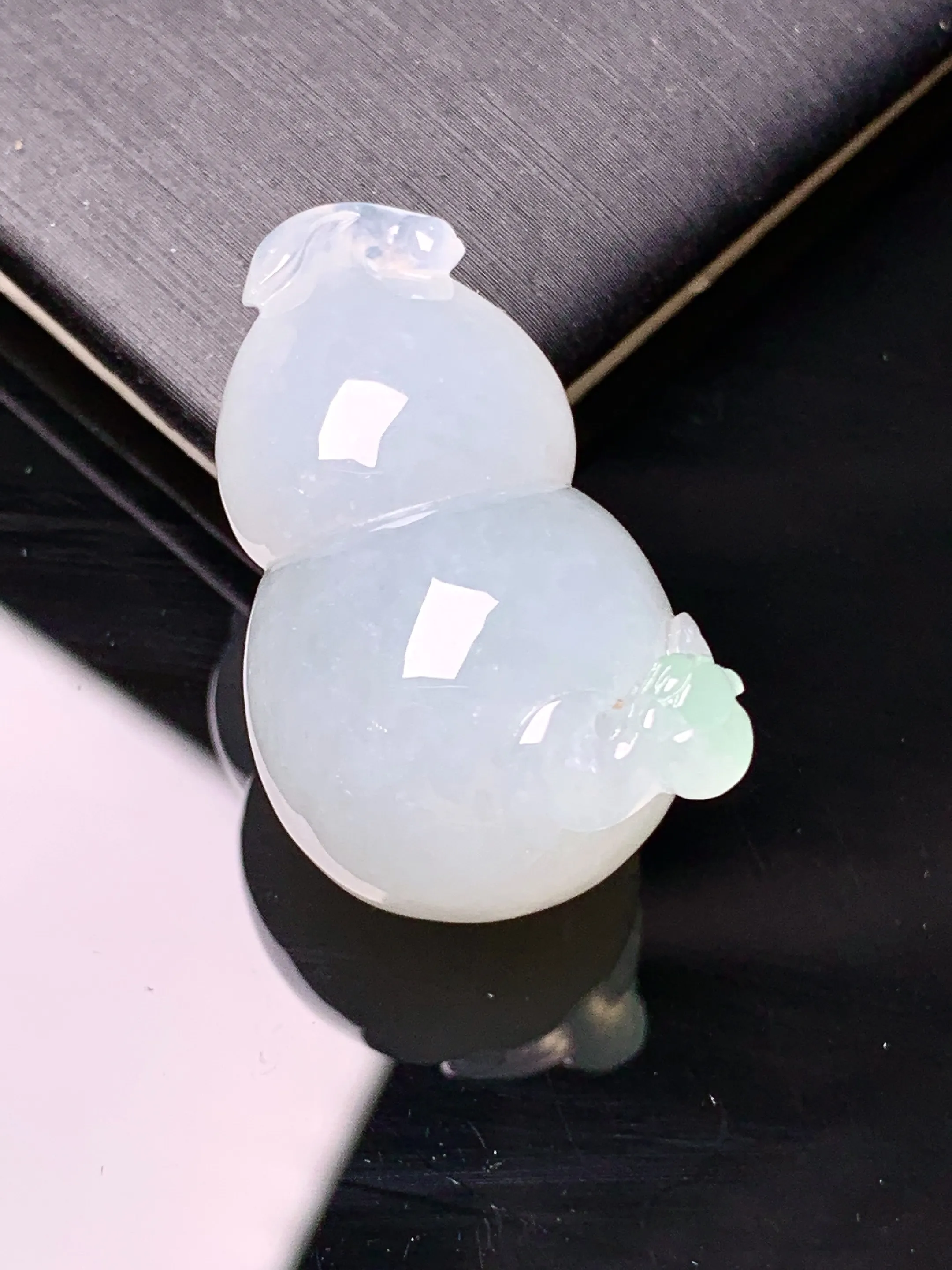 冰种葫芦吊坠 玉质细腻 色泽艳丽清新 整体尺寸29.5*17.6*18.5