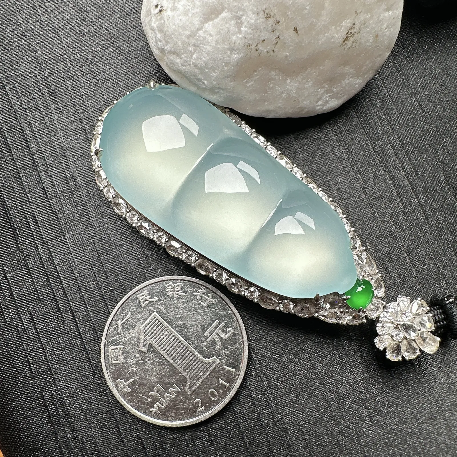 【冰种巨无霸福豆吊坠】天空蓝老料，起钢光，种地上乘，冰感十足，通透起光，饱满圆润，收藏品质，18k金钻镶嵌，裸石尺寸46.8*20.5*9毫米