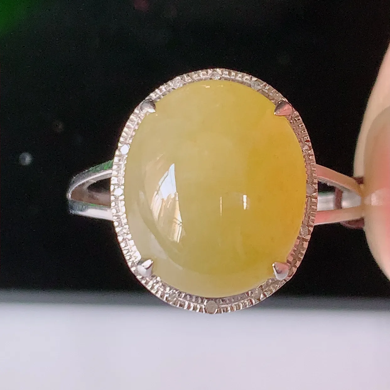 自然光实拍 18K金精工镶嵌冰黄翡翡翠戒指，玉质细腻，翡翠色泽均匀，艳丽饱满，款式高贵大气，圈口，上