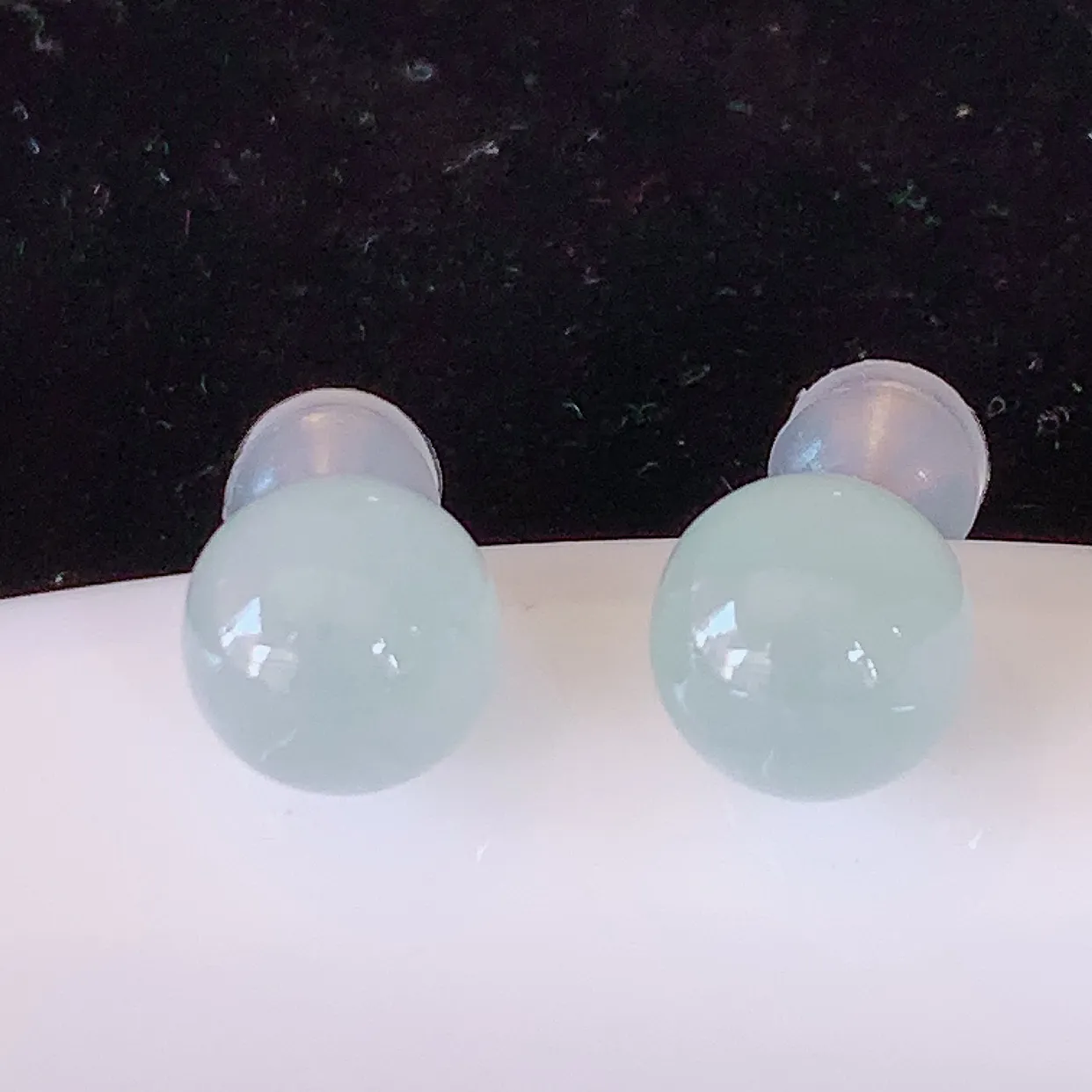 自然光实拍 18k金镶嵌冰种翡翠耳钉，沁人心脾，豪华镶嵌而成，耳钉佩戴效果大气出众，尽显气质。种水好，胶感足，颜相当漂亮，高性价比，值得入手品鉴！#42.13耳钉整体18.5裸石8