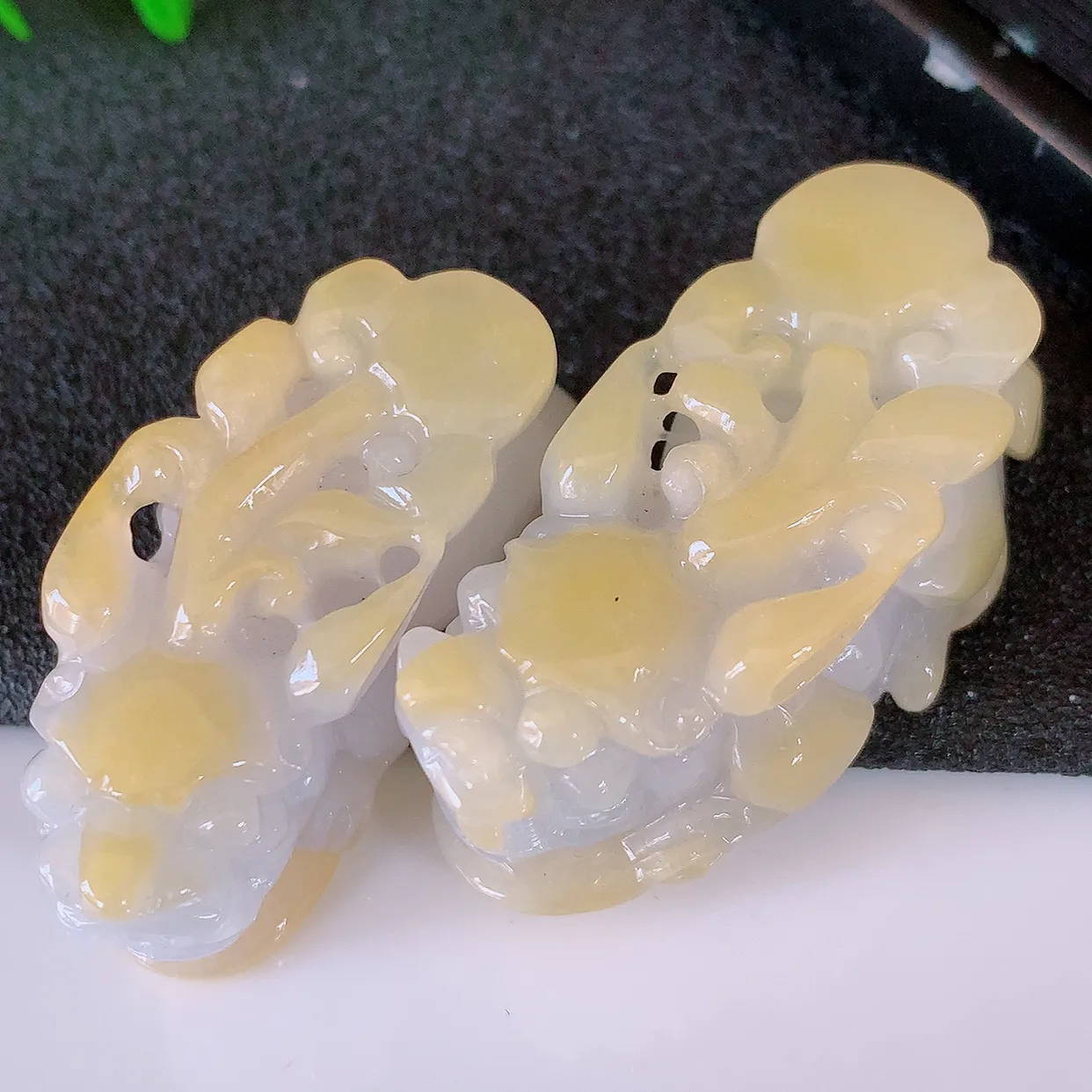 自然光实拍，冰润黄翡双彩翡翠一对招财貔貅吊坠，民间有“一摸貔貅运程旺盛，再摸貔貅财运滚滚，三摸貔貅平步青云 ”的美好祝愿。#41.13尺寸37.5*16.8*15.5，35-15.5-16