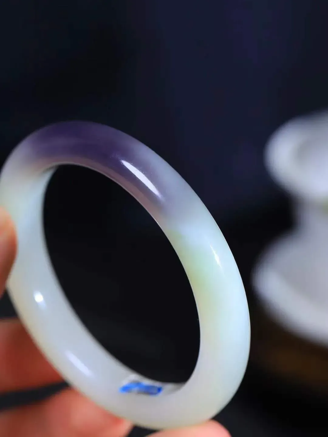 【一见钟情·手镯】

精品和田玉三色手镯。镯型饱满，温润细腻，脂润沁香。️执一卷书，沏一盏茶，着一袭裙，戴一只镯。淡淡浅笺，素心若兰，静赏玉中诗画。悠悠岁月，芊手轻摘，盛满诗样芳华。重45.6克   内径圈口54mm 尺寸10.4-8.7mm  FDA-111253033