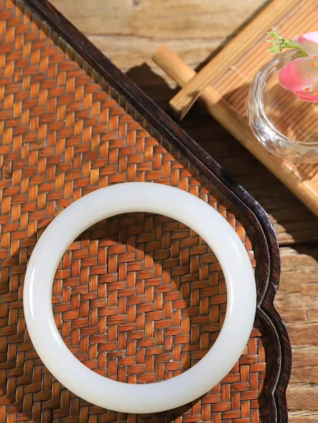 【花样年华·手镯】

精品和田玉白玉手镯，质地油润细腻，色泽高贵典雅，镯型古朴典雅。在诗情画意的雨巷相遇，你是我腕间的一抹风情，有你眸有深情，清风荡漾湖间静水，我愿俯身低眉，在烟波涟漪处，寻你深情倩影。内径57mm尺寸13-9.5mm 重63.5克fDA-78121500