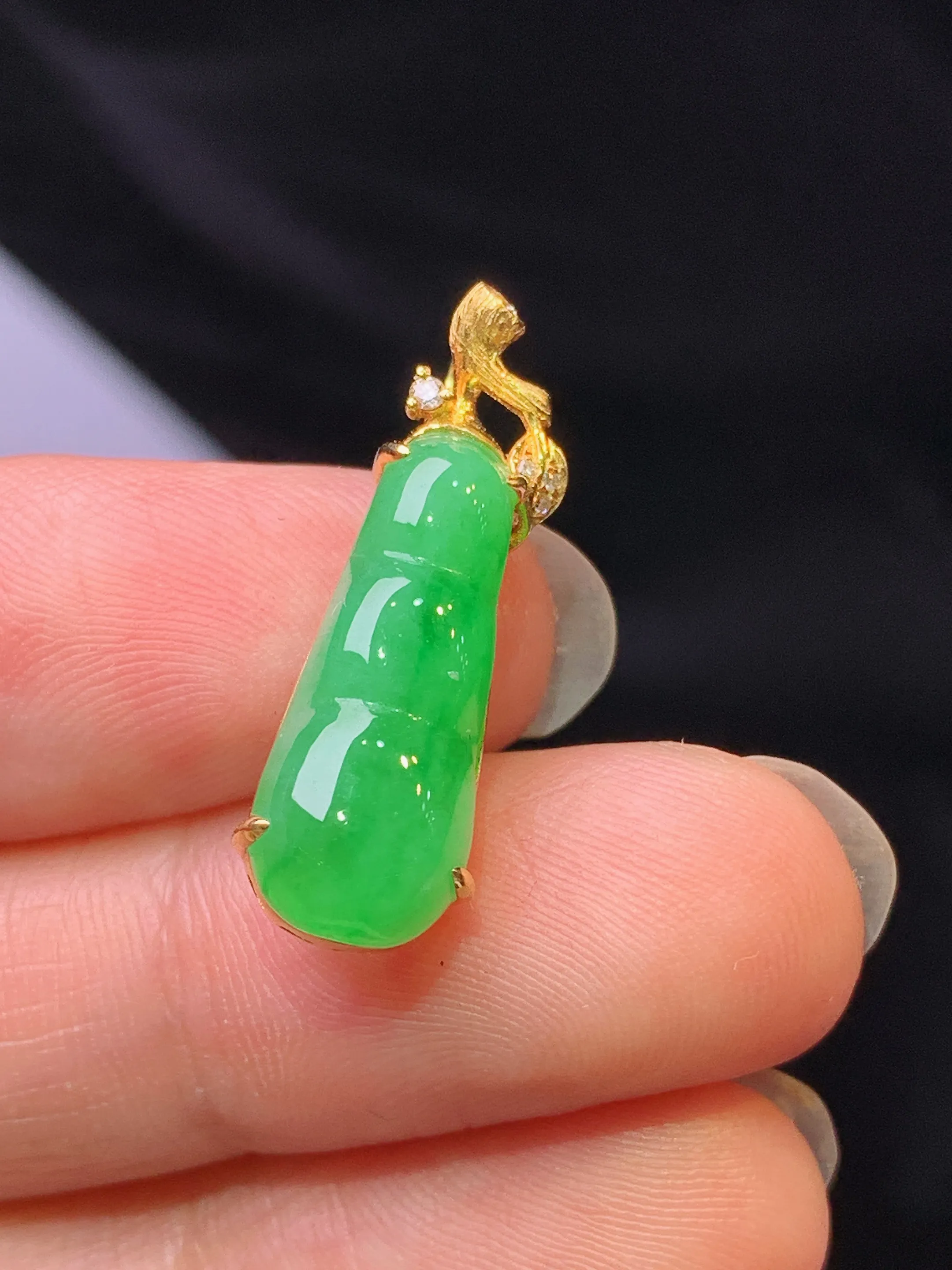 18k金钻镶嵌翠绿四季豆吊坠 玉质细腻 色泽艳丽清新 整体尺寸24.5*7*6.3