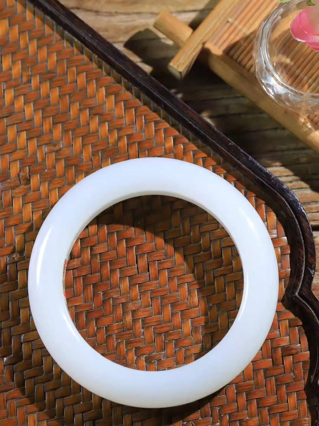 【腕间柔情.手镯】   

精品️和田玉白玉手镯 玉质温润细腻 油性十足 古朴秀雅 轻抚岁月的栏杆软香温玉，腕间玉镯轻轻晃动，令人情动心间，撷一缕月末的芬芳，把心思铺陈，时光静美，惟有你最温柔。重82.5克   尺寸56.5-13.9-11.2mm  461203055A