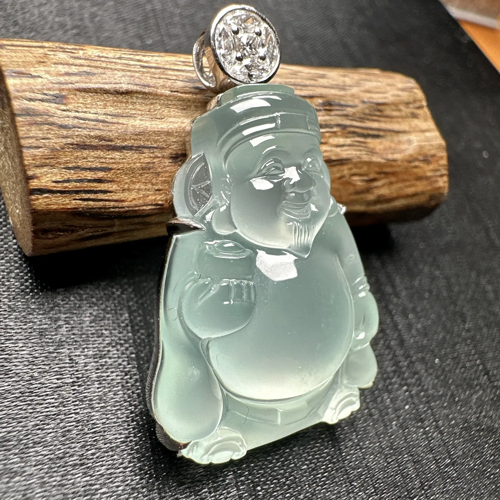 【冰种财神】质地细腻，饱满圆润，笑口常开，18k金钻镶嵌，裸石尺寸26.3*16.2*6毫米