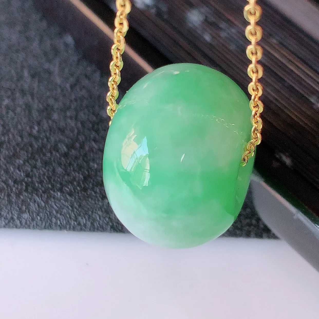 自然光实拍，冰润飘绿翡翠路路通吊坠，寓意好运连连，路路畅通，经典款式，财运滚滚，路路通，佩戴效果更好！配图银链子#05.13