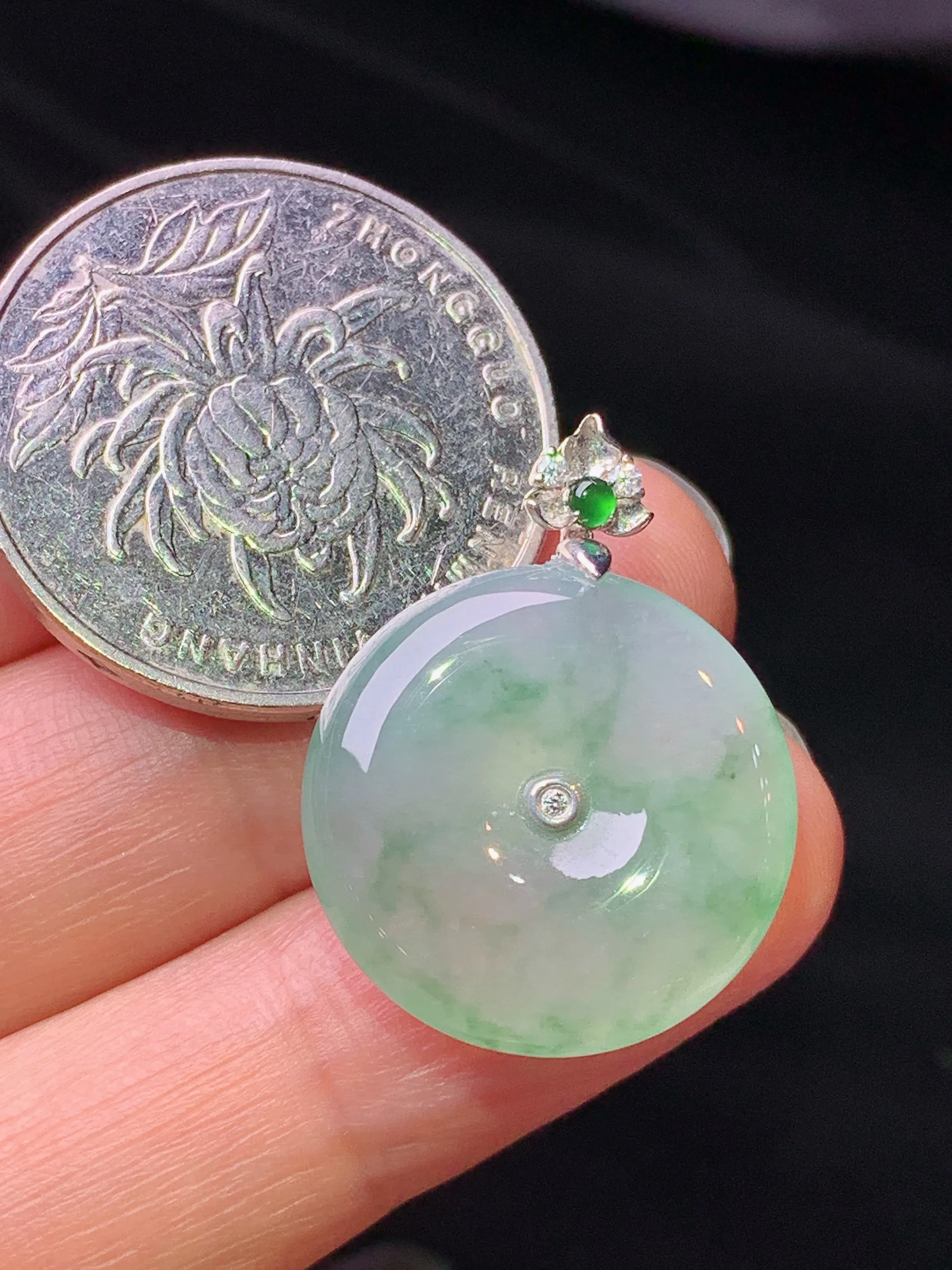 18k金镶嵌冰种平安扣吊坠 玉质细腻 色泽艳丽清新 整体尺寸25.5*19.5*4.7