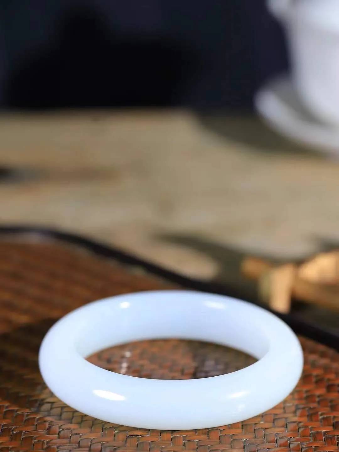 （温柔雅致.手镯）

精品️和田玉白玉飘花手镯。镯型饱满，温润细腻，脂润沁香。️执一卷书，沏