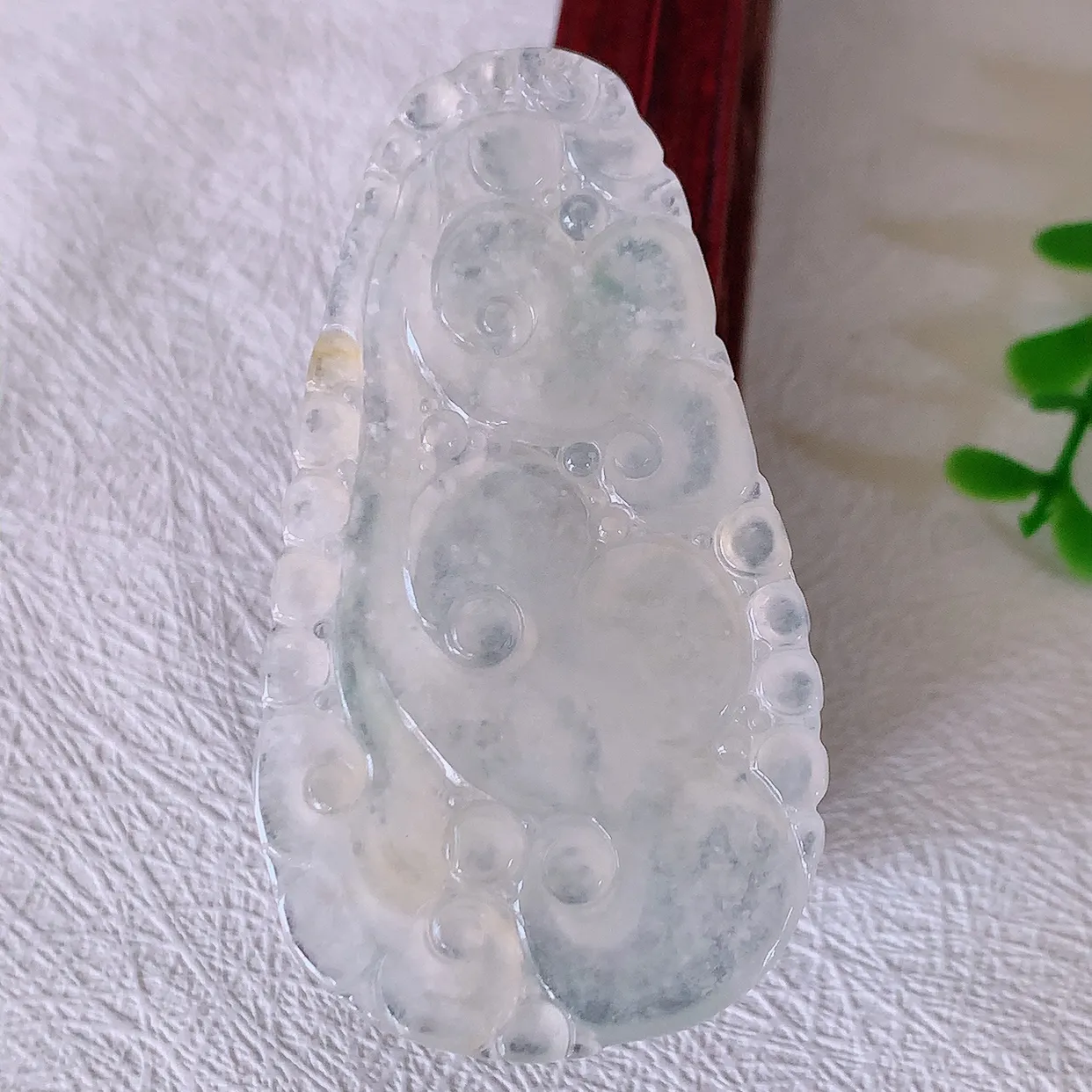 自然光实拍，冰种黄翡双彩翡翠如意吊坠，玉坠百搭又精致，寓意着吉祥，事事如意！#46.13