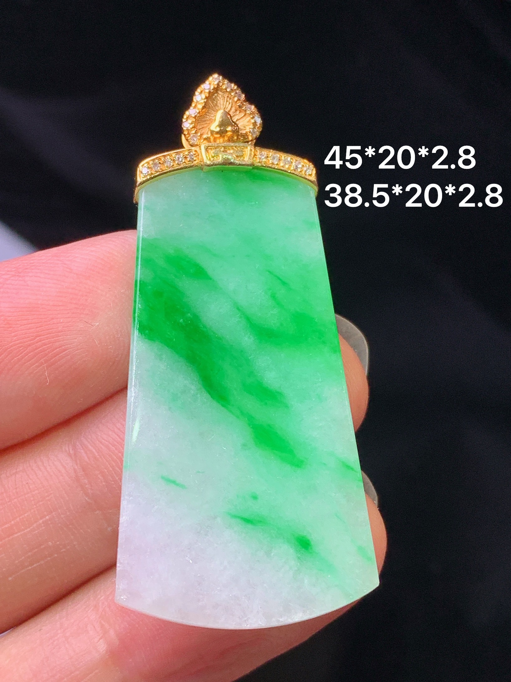 18k金钻镶嵌飘绿无事牌吊坠 玉质细腻 色泽艳丽清新 整体尺寸45*20*2.8