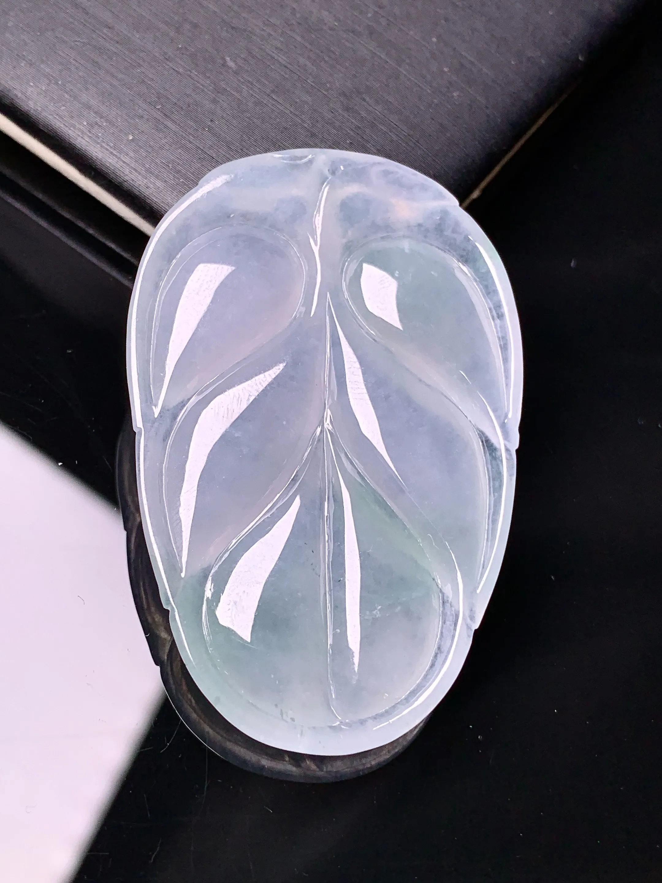 冰种树叶吊坠 玉质细腻 色泽艳丽清新 整体尺寸47*30.5*5.8