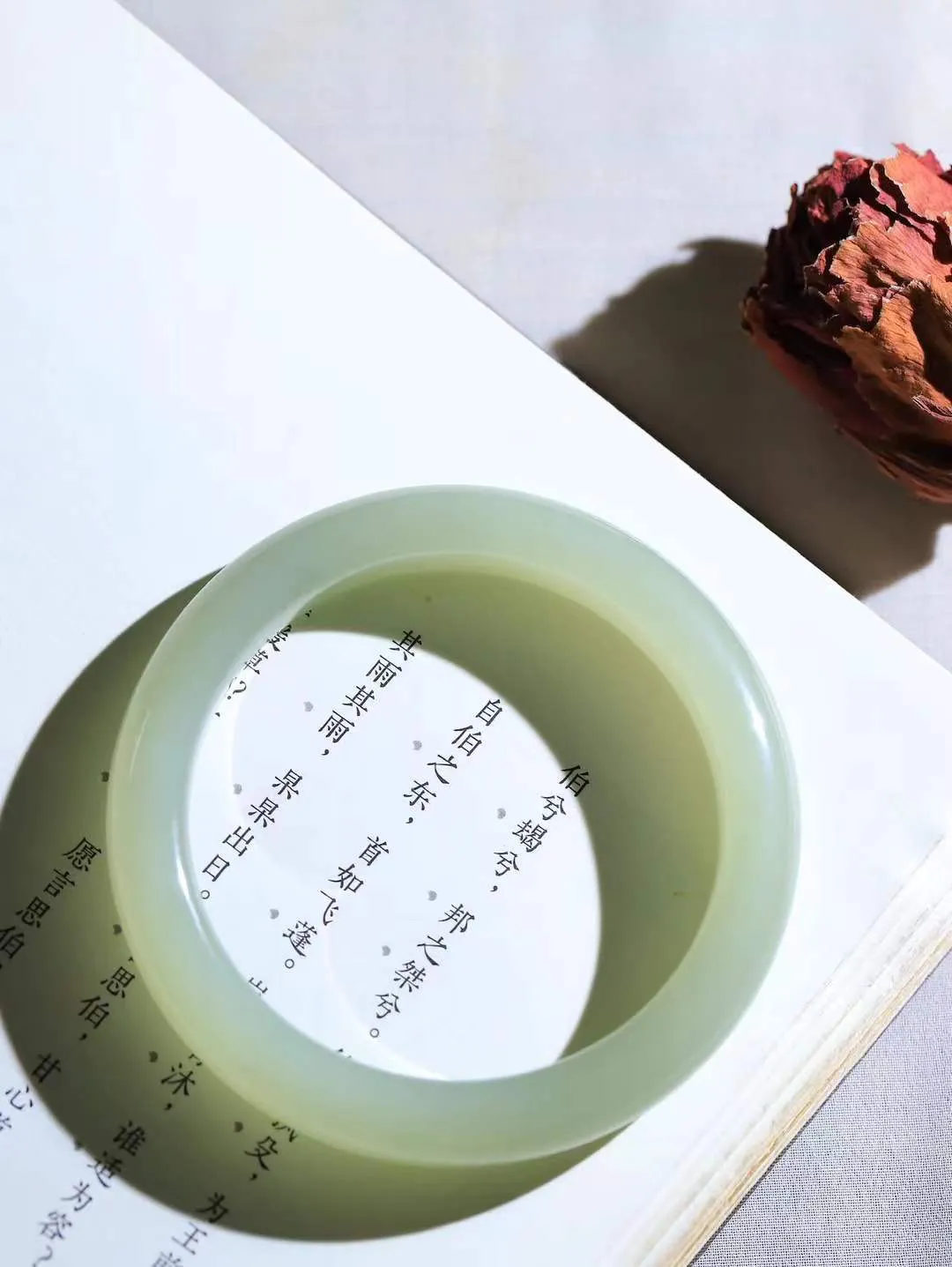 【温润于心.手镯】

精品️和田玉晴水手镯，如晴水般清澈，似晴空般纯净。每一缕纹理都诉说着大自然的馈赠，温润细腻，触手生温。佩戴它，仿佛将一片宁静的晴水湖戴在腕间，优雅从容，气质非凡。重56.6克  尺寸58.5-11.8-9mm  55121433A