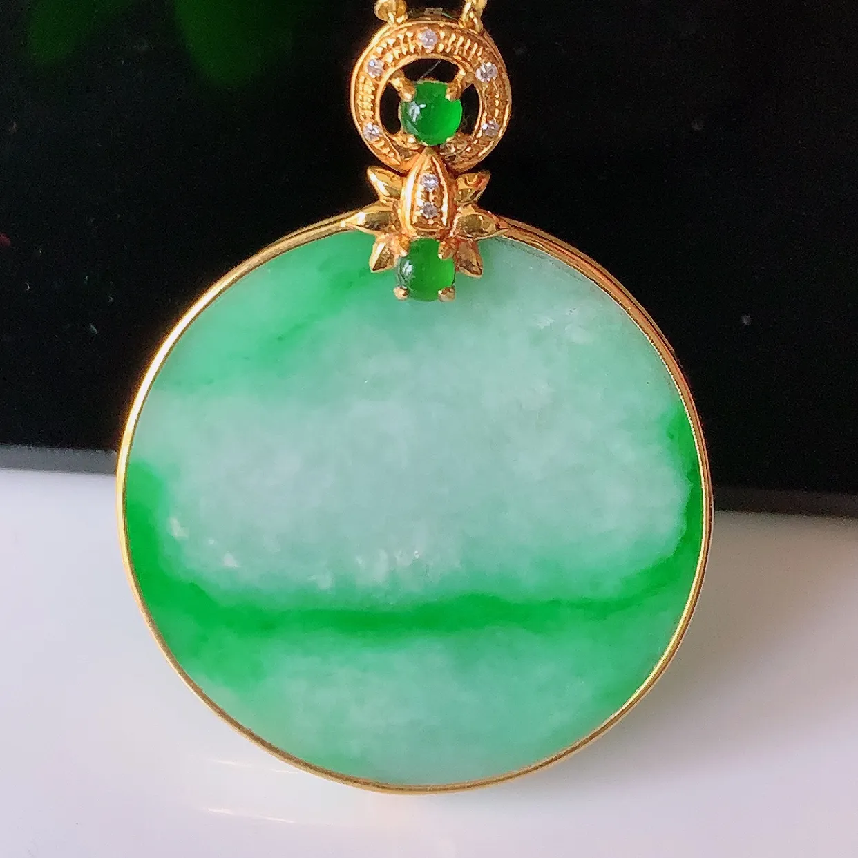 自然光实拍，18K金镶嵌水润飘绿翡翠平安无事牌吊坠，平平安安，无事牌翠色灵动，佩戴平安时尚！#00.13整体35.5*26.8*5裸石26*26