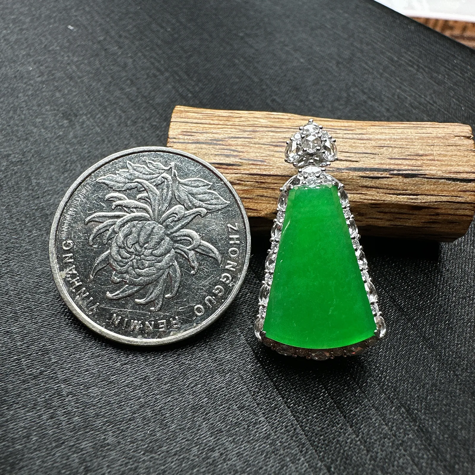 【冰种满绿无事牌】阳绿色泽，种水上乘，通透闪亮，晶莹剔透。18K金钻镶嵌，裸石尺寸18.8*12.2*2.6毫米。