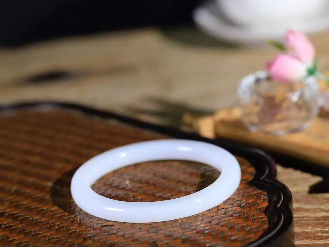 【婉约佳人.手镯】

精品和田玉白玉手镯 玉质温润细腻 油性十足 手感舒适，高华雅逸，线条流畅，简约大气，美自天成，素雅高贵。佩戴于腕间，婉约之美，举手投足间透出那份低调奢华。重26.5克 内径54mm  尺寸6.3-8mm   FDA-66151433