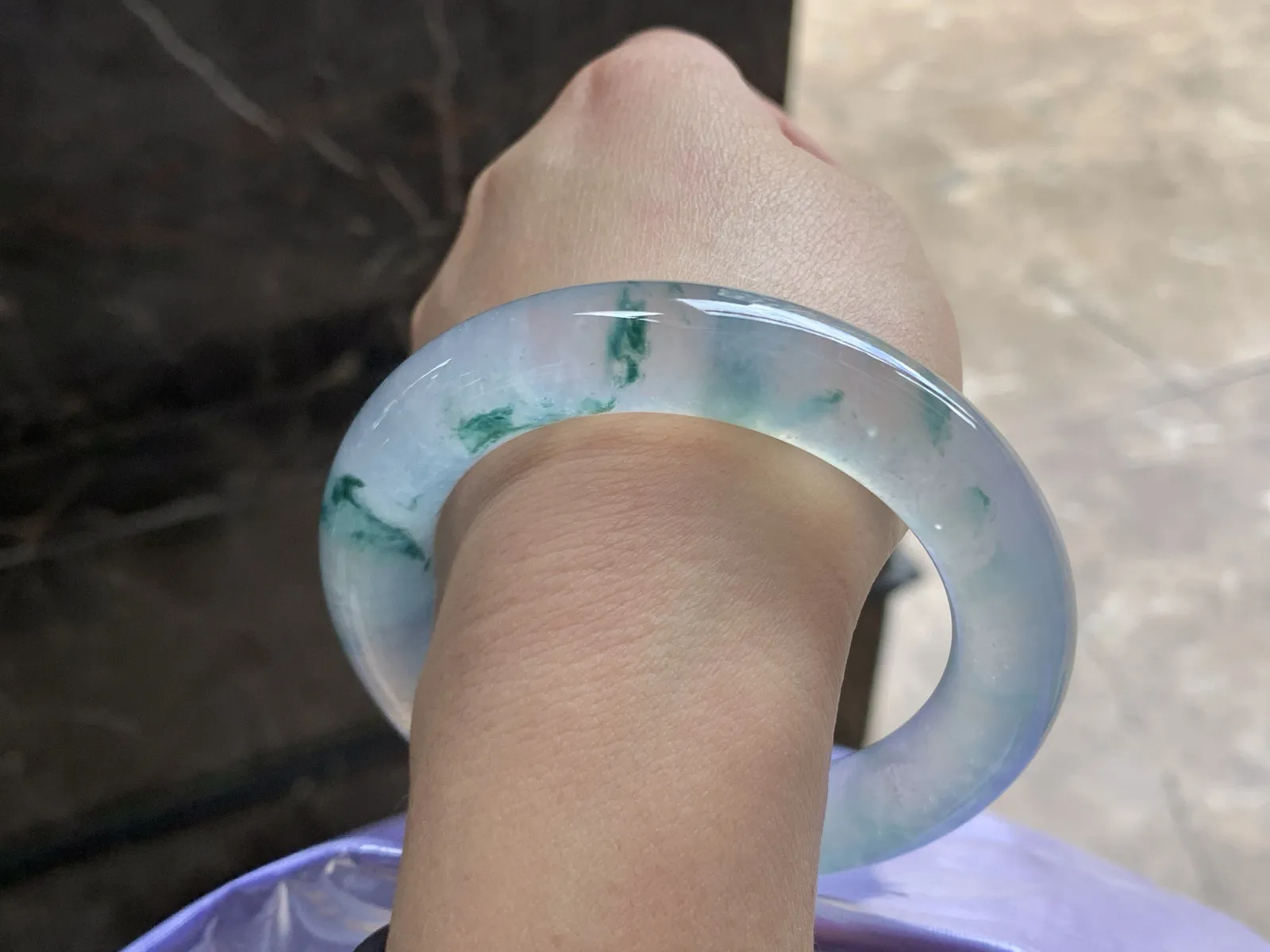 56-12.5

高冰蓝花圆条手镯 冰透 飘花浓郁