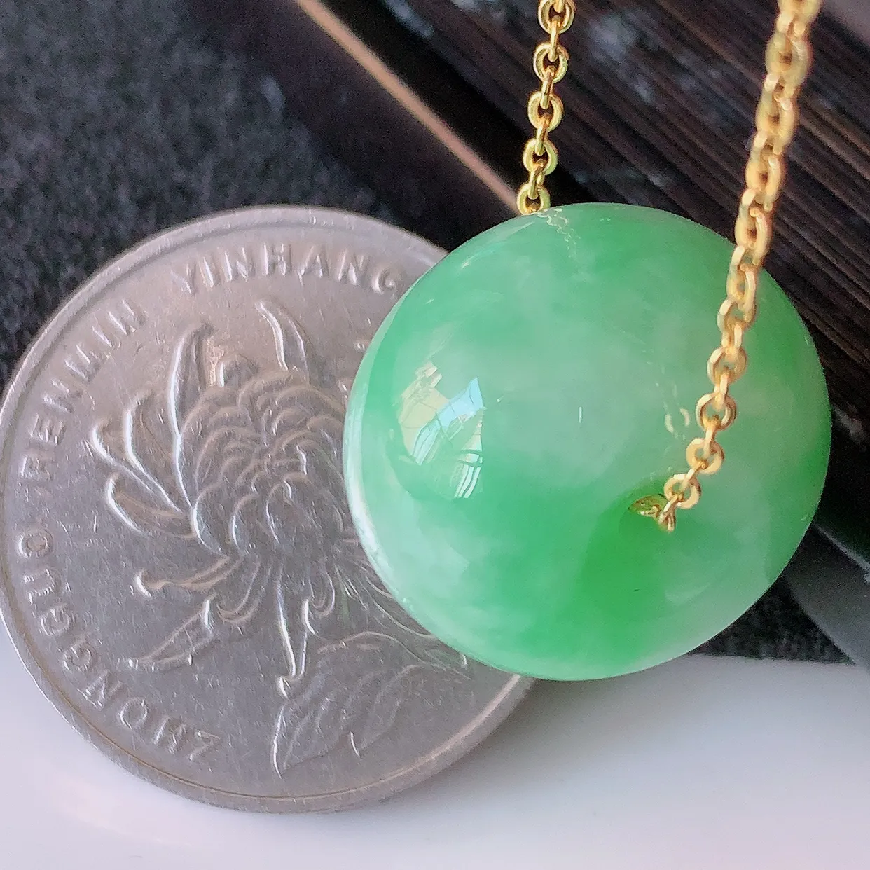 自然光实拍，冰润飘绿翡翠路路通吊坠，寓意好运连连，路路畅通，经典款式，财运滚滚，路路通，佩戴效果更好！配图银链子#05.13