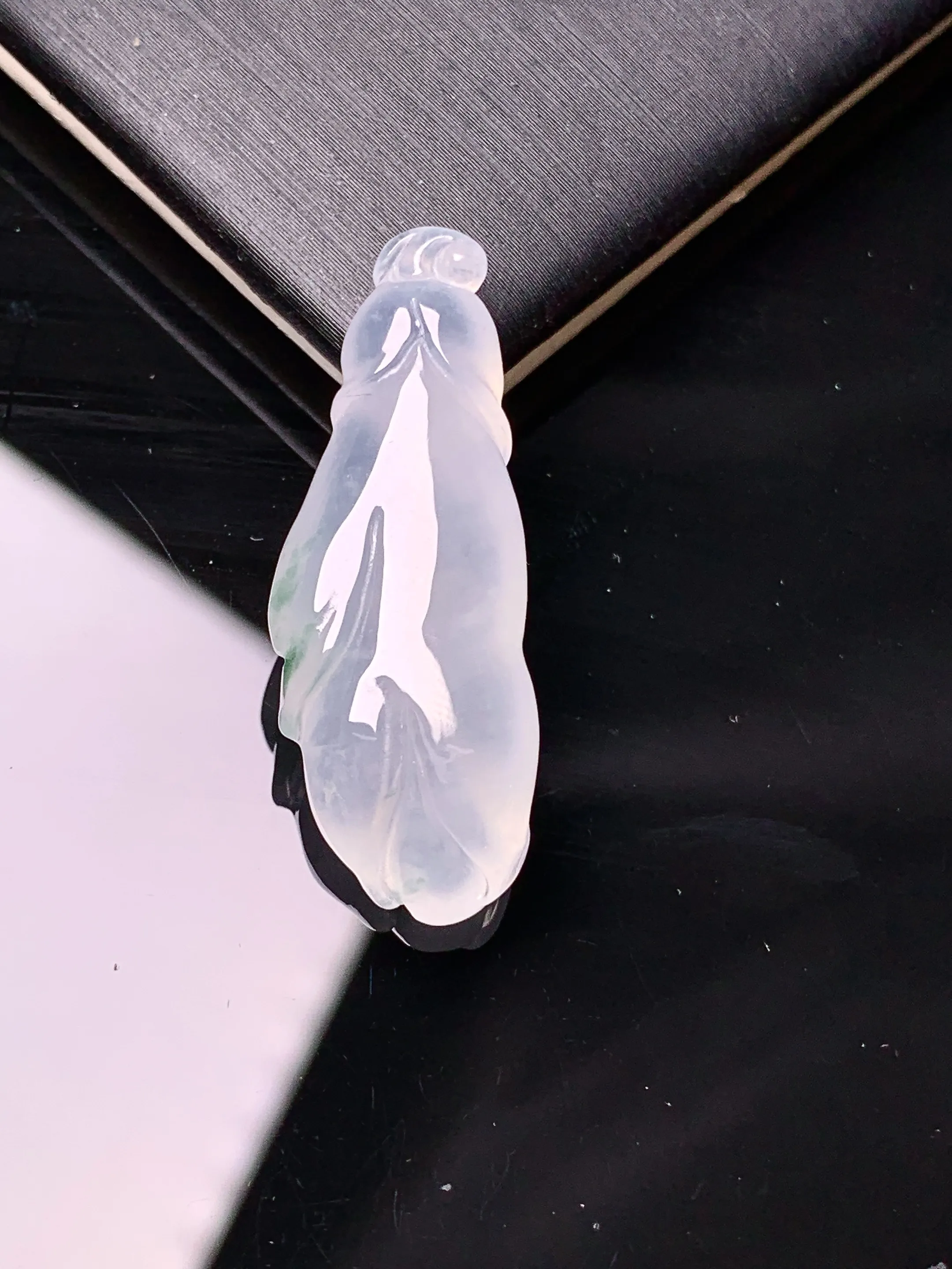 冰种花蕾吊坠 玉质细腻 色泽艳丽清新 整体尺寸31.5*11.6*6.5