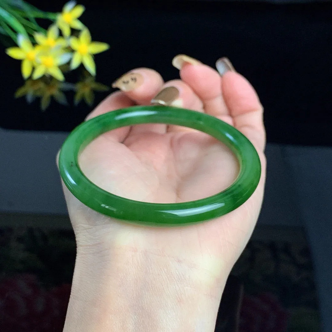 和田玉60.5圈口阳绿色碧玉手镯！玉质细腻油润 底色纯净 无裂无棉 脂粉好，品质高