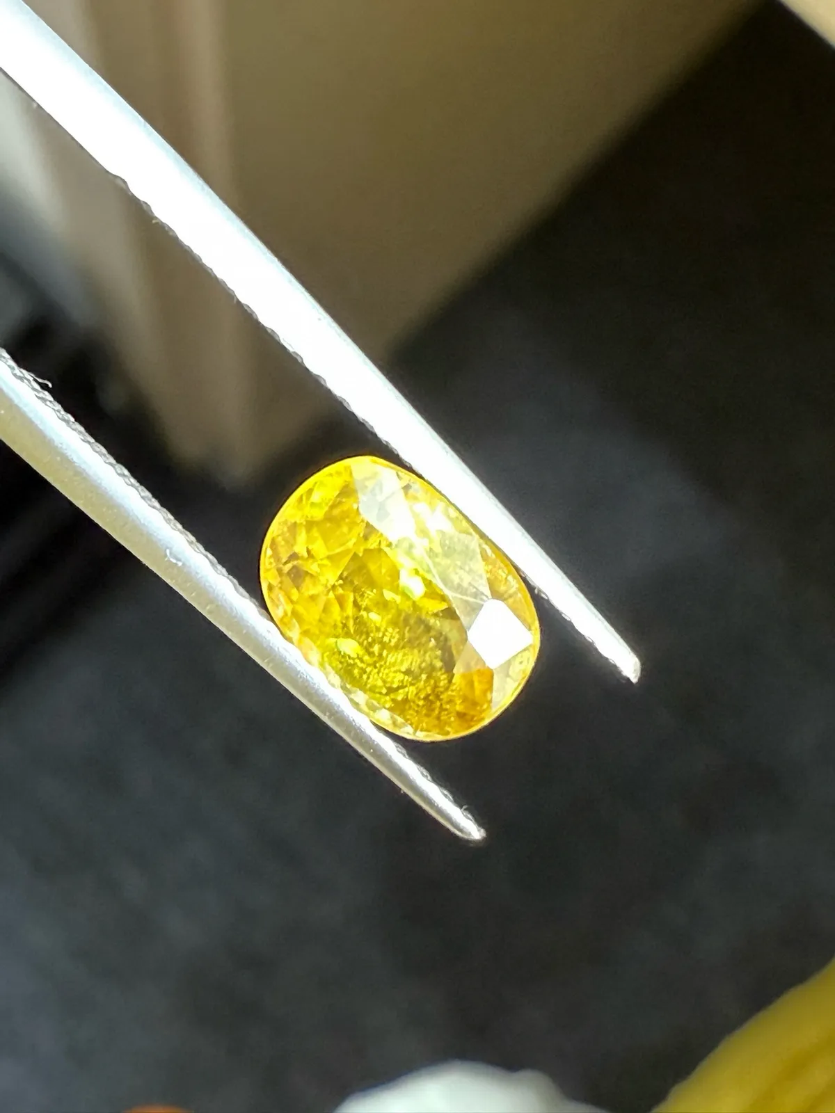 1.81克拉天然榍石戒面裸石，颜色超美，火彩超好，尺寸：7.9*5.8*4.5mm