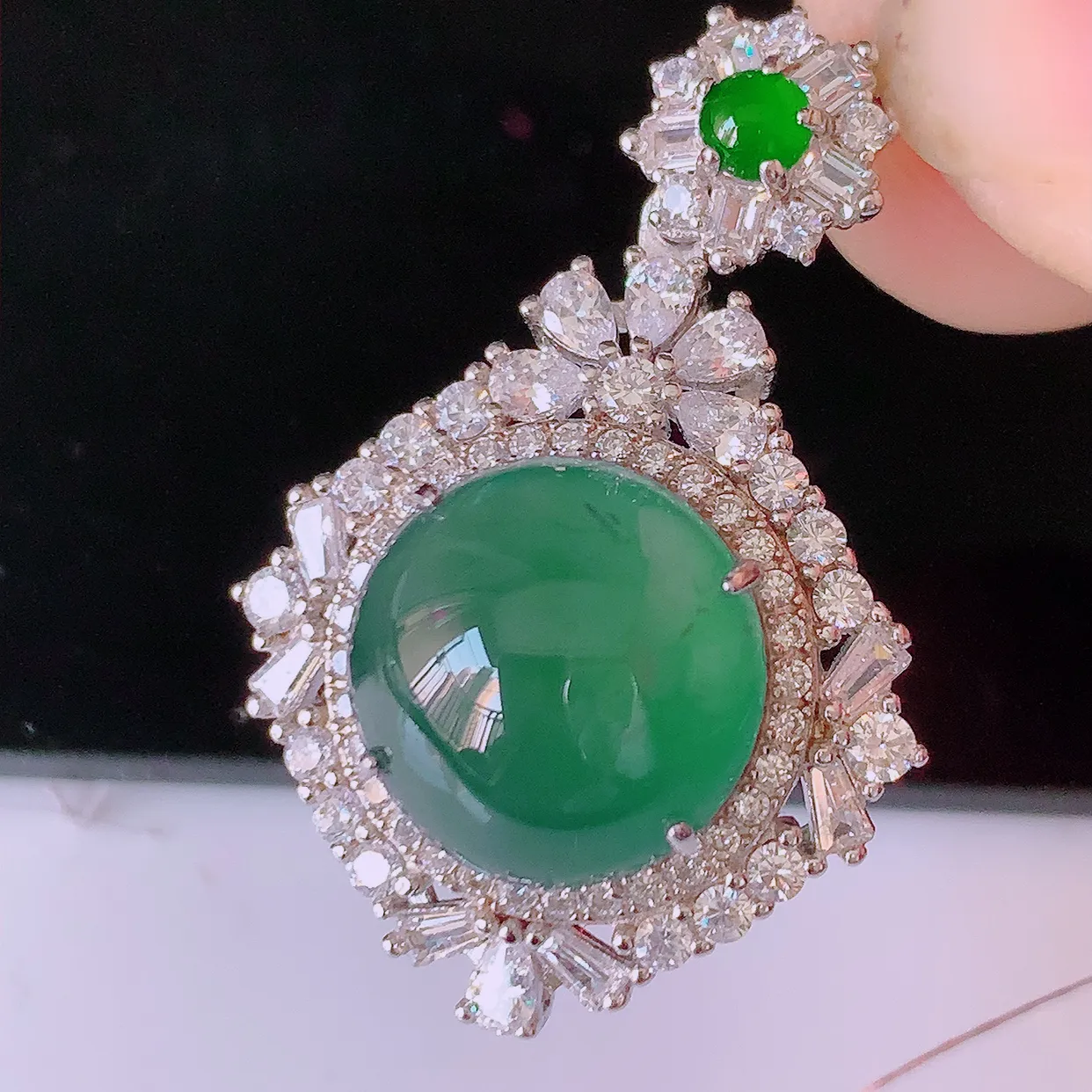 冰透满绿翡翠925银镶嵌吊坠，自然光实拍，翠色灵动，颜色漂亮，种老水足，品相佳，佩戴佳品！#97.1