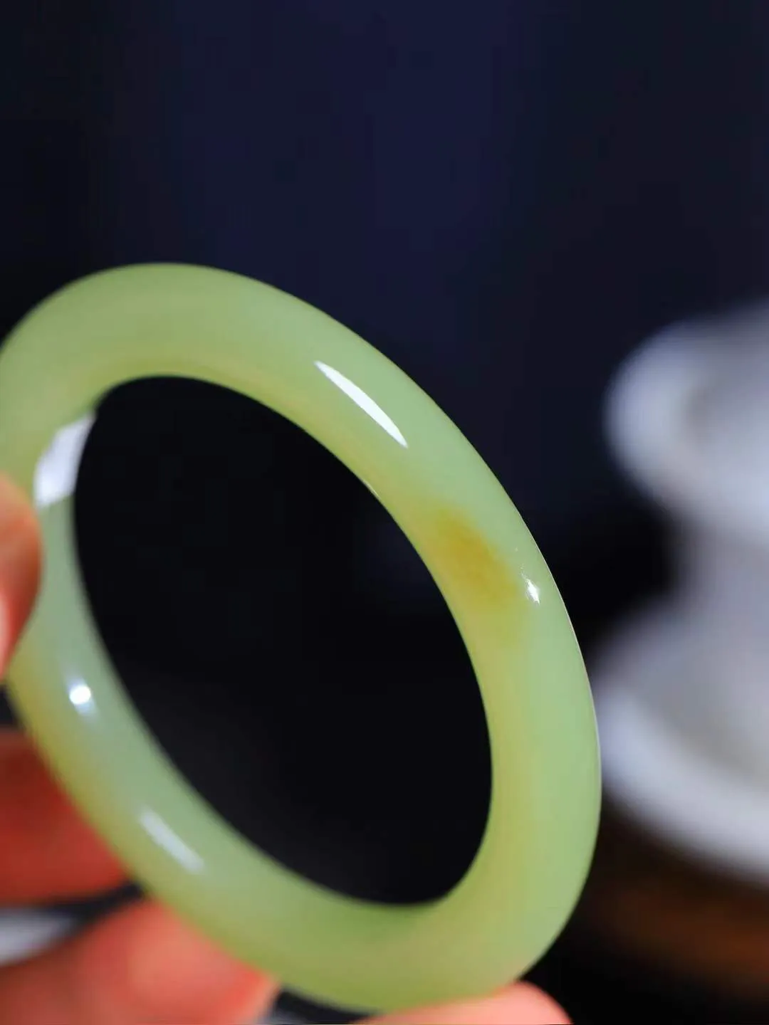 （温柔雅致.手镯）

精品️和田玉黄口带糖手镯。镯型饱满，温润细腻，脂润沁香。️执一卷书，沏一盏茶，着一袭裙，戴一只镯。淡淡浅笺，素心若兰，静赏玉中诗画。悠悠岁月，芊手轻摘，盛满诗样芳华。重37克   尺寸53.5-8.1-9.3mm    FDA-321203000