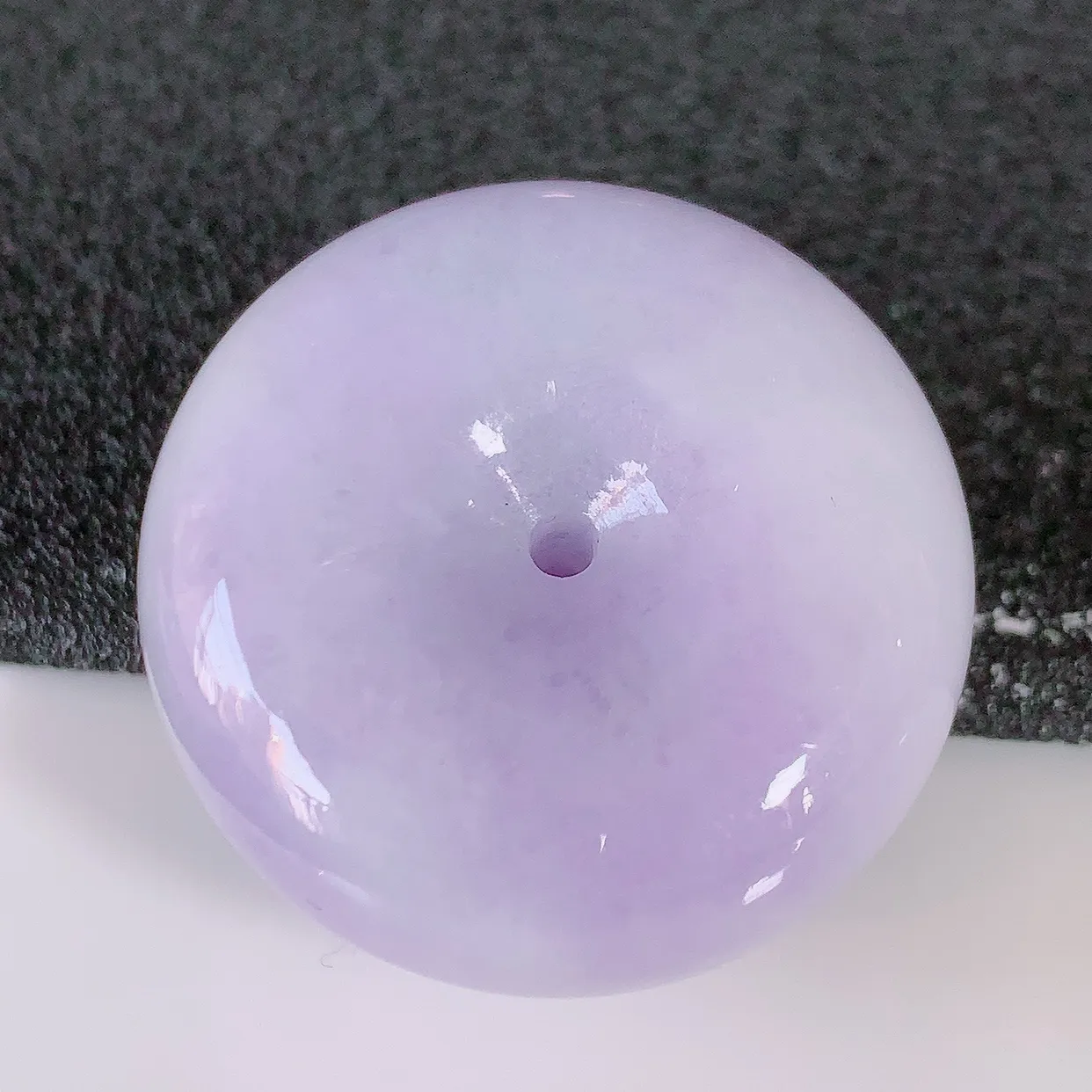 自然光实拍，冰润紫罗兰翡翠平安扣吊坠，形体饱满圆润，平安扣肥嘟嘟的，平平安安，种水很好，配戴精美！#05.13