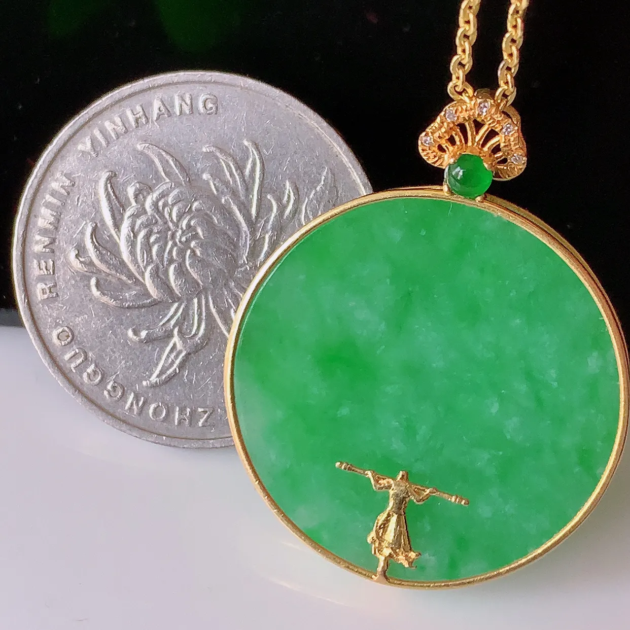 自然光实拍，18K金镶嵌满绿翡翠平安无事牌吊坠，平平安安，无事牌翠色灵动，佩戴平安时尚！#00.13整体31*25*4.5裸石24*24