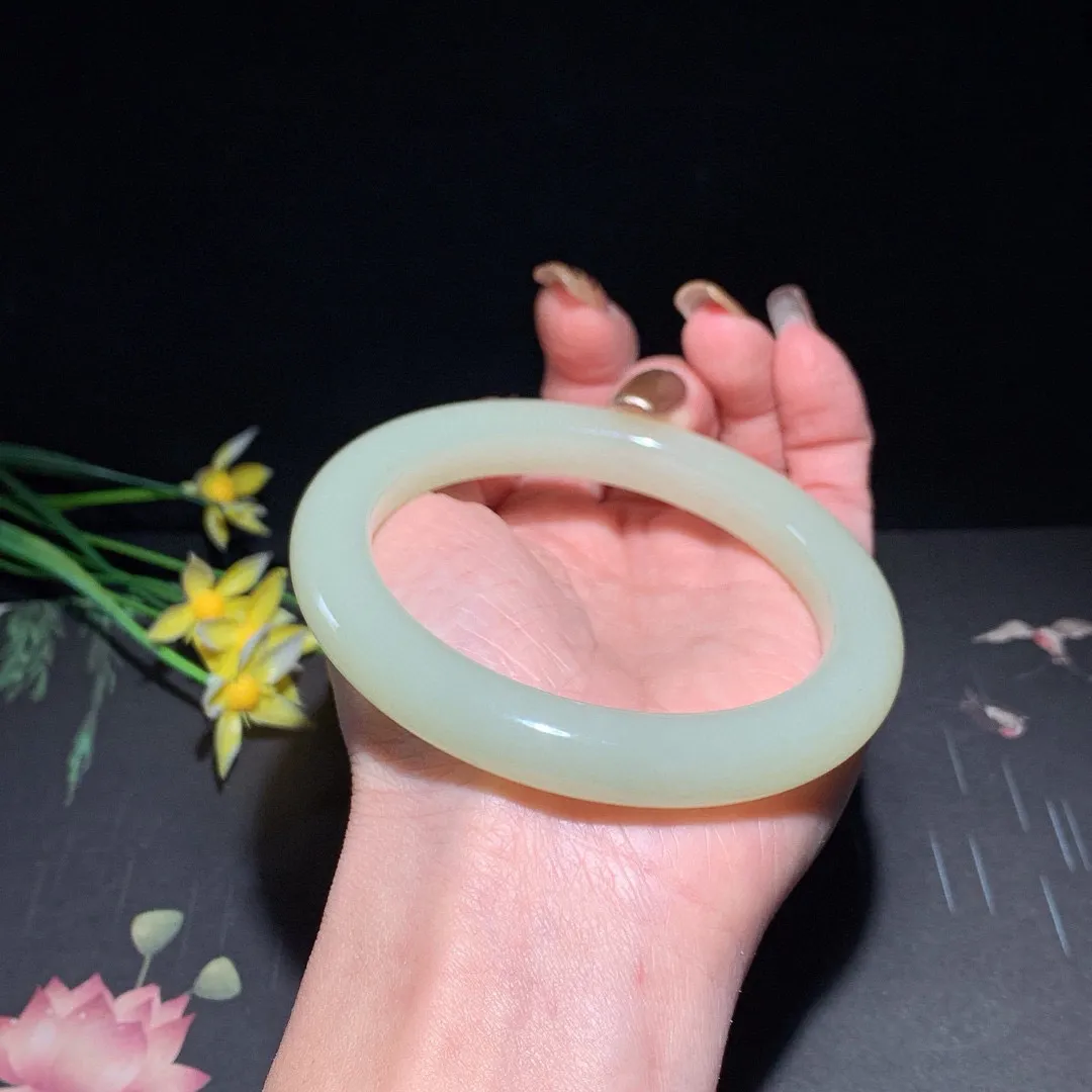 和田玉63圈口黄口料手镯！玉质细腻油润 底色纯净 无裂无杂 脂粉好，品质高。