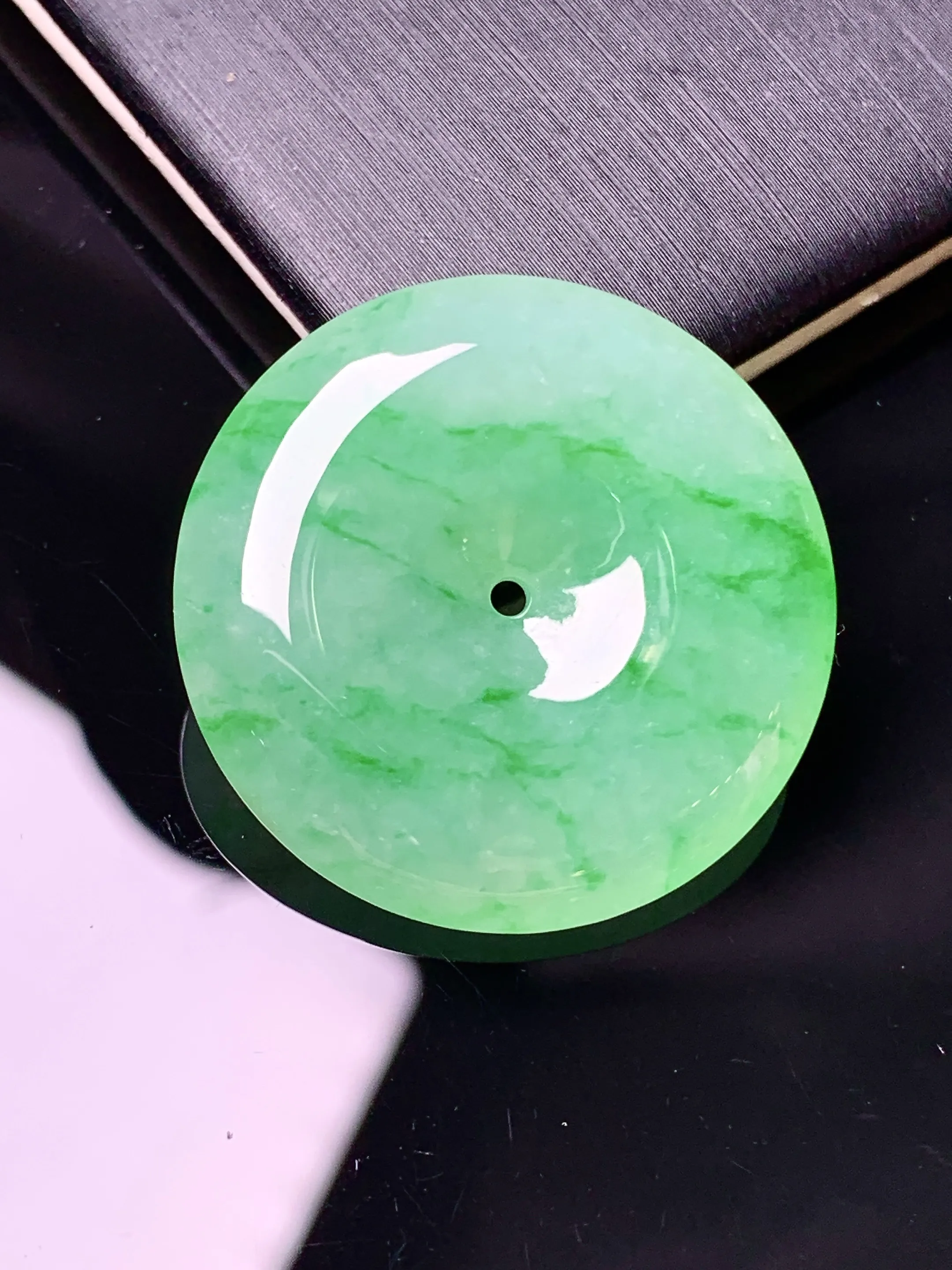 翠绿平安扣吊坠 玉质细腻 色泽艳丽清新 整体尺寸27.3*6