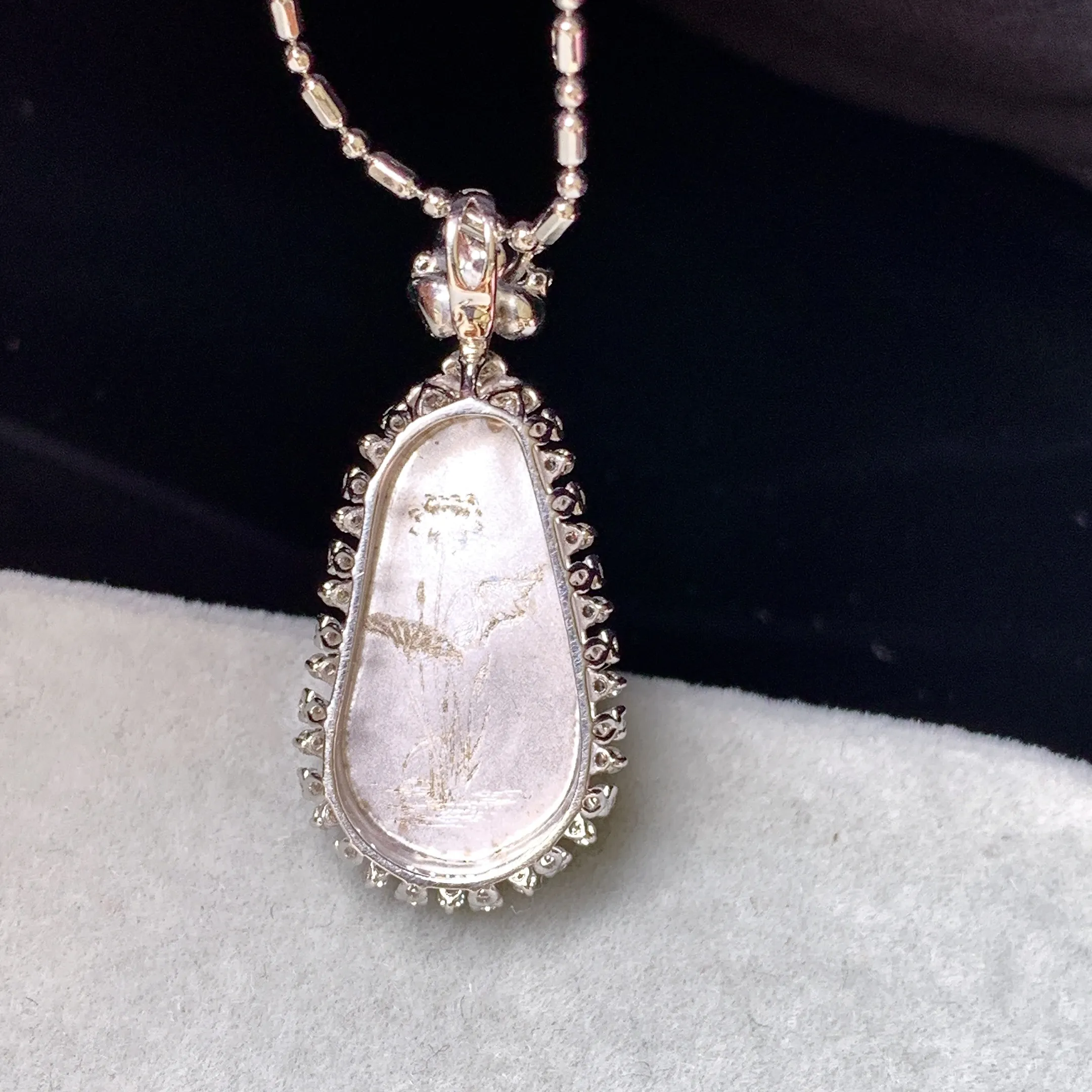 18k金钻镶嵌冰种四季豆吊坠 玉质细腻 色泽艳丽清新 整体尺寸28.8*13.5*8.6