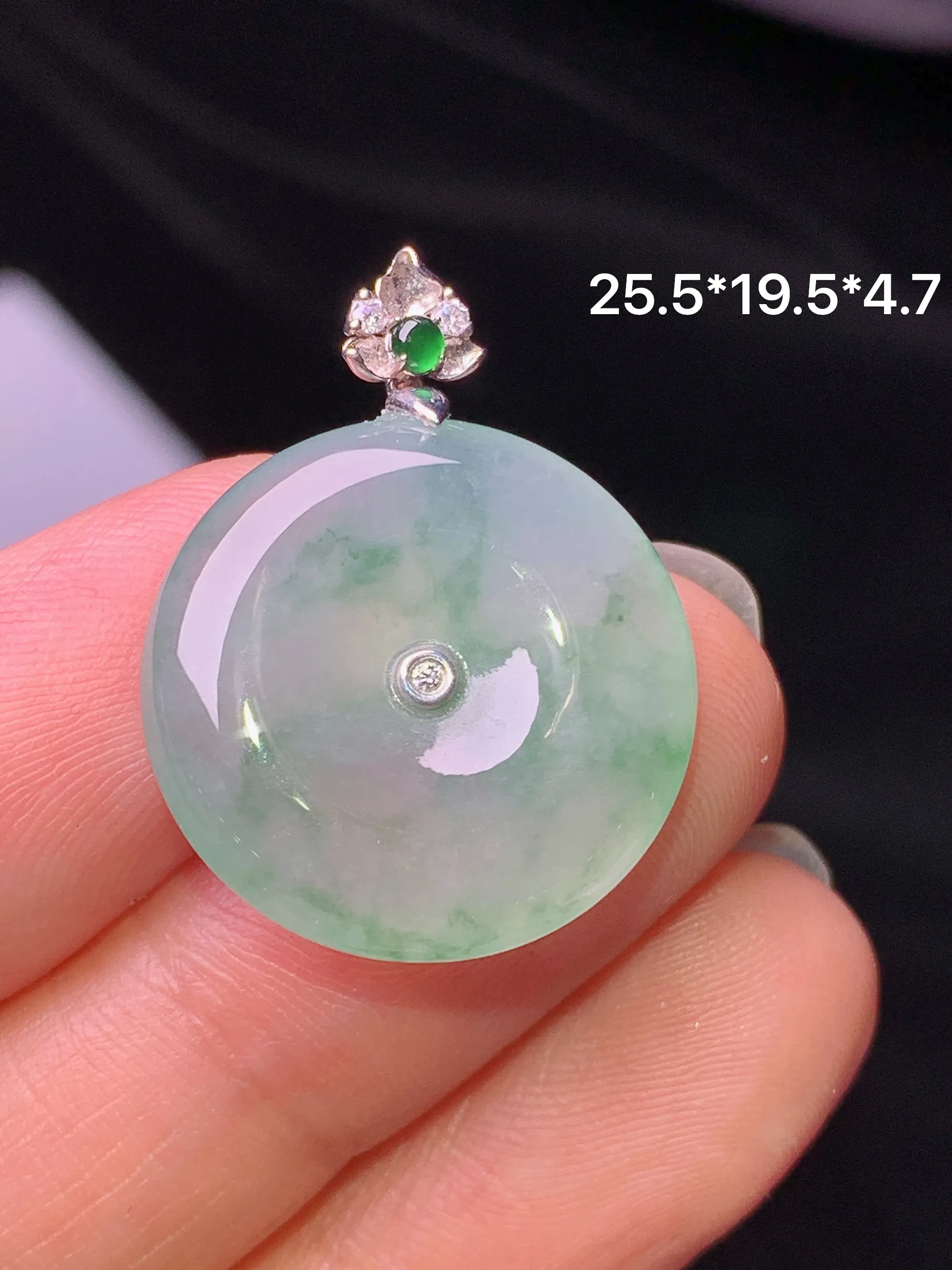 18k金镶嵌冰种平安扣吊坠 玉质细腻 色泽艳丽清新 整体尺寸25.5*19.5*4.7