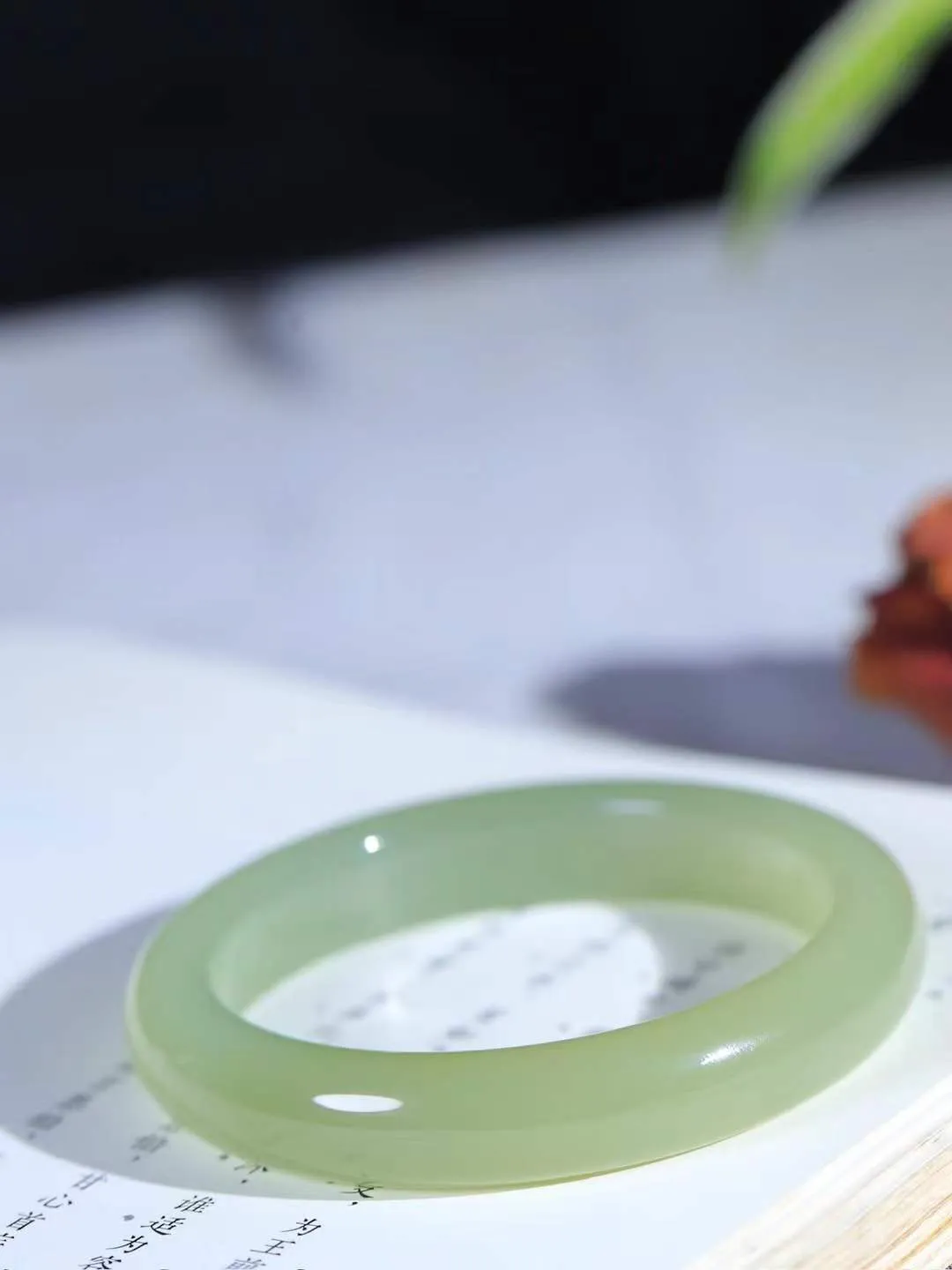 【岁月之韵.手镯】

精品和田玉晴水手镯，色泽淡雅如雨后初晴的天空，清新脱俗。手镯圆润饱满，寓意圆满